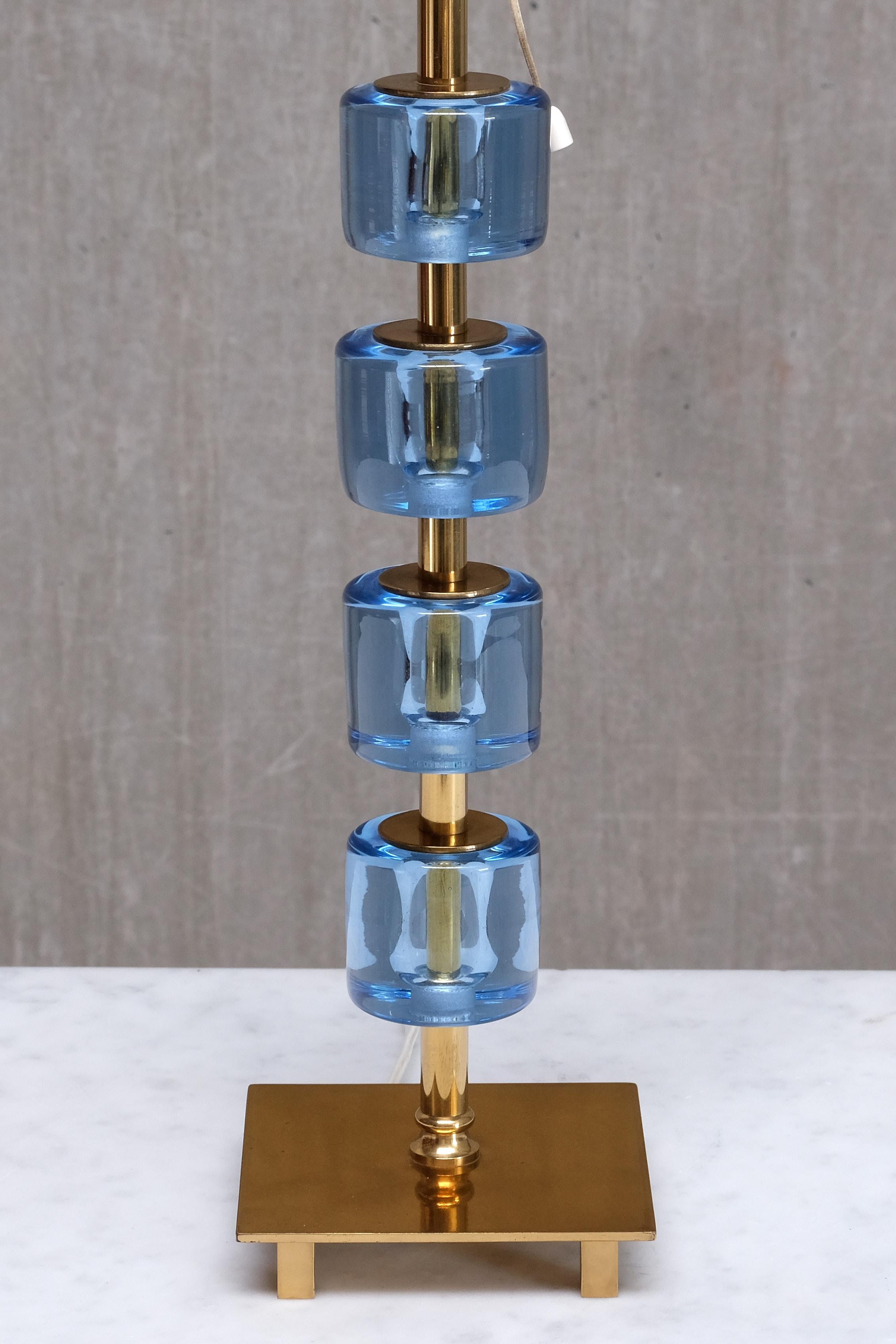 Coppia di lampade da tavolo Malmö Metallvarufabrik in ottone e vetro blu, Svezia, anni '50 in vendita 1