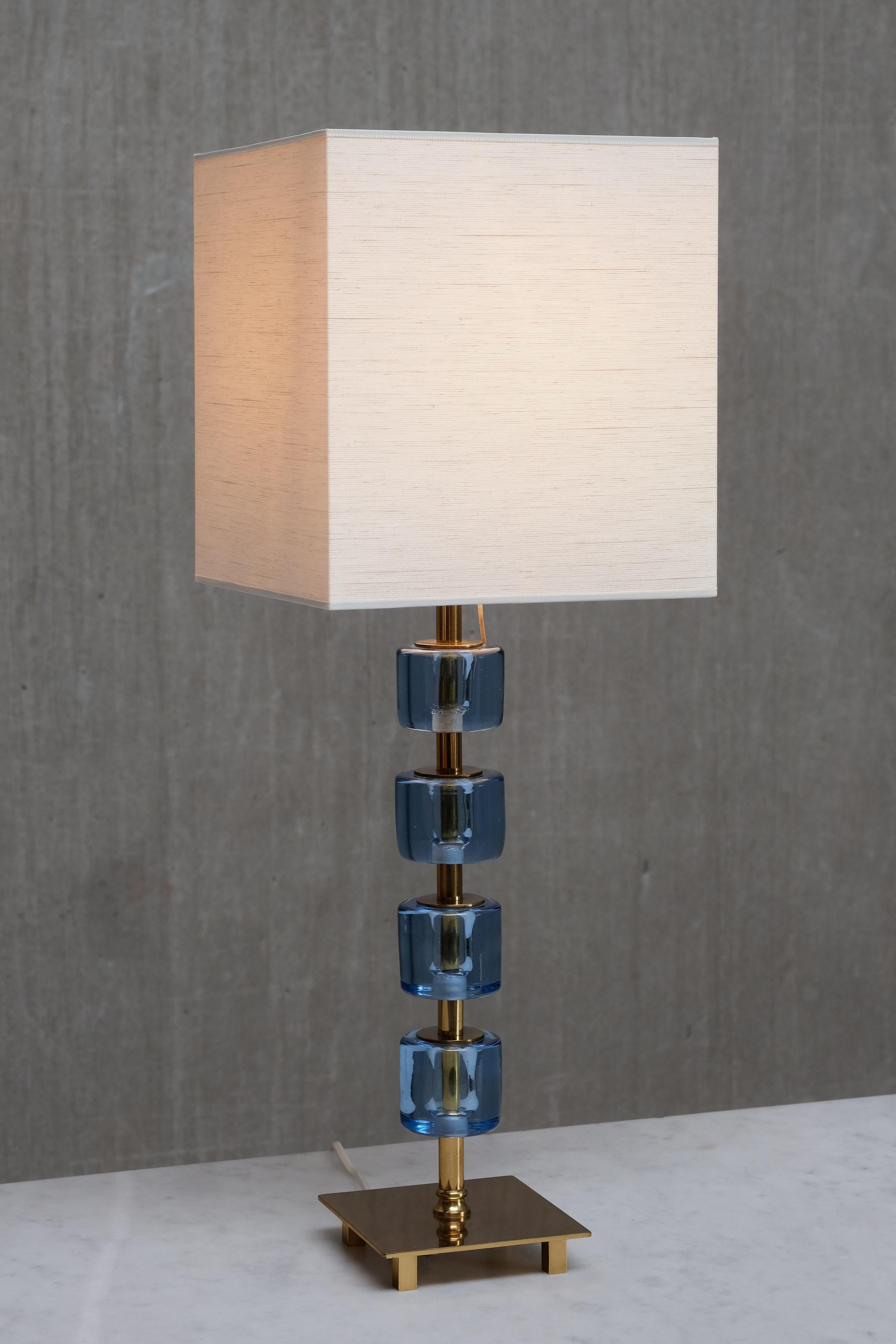 Coppia di lampade da tavolo Malmö Metallvarufabrik in ottone e vetro blu, Svezia, anni '50 in vendita 2
