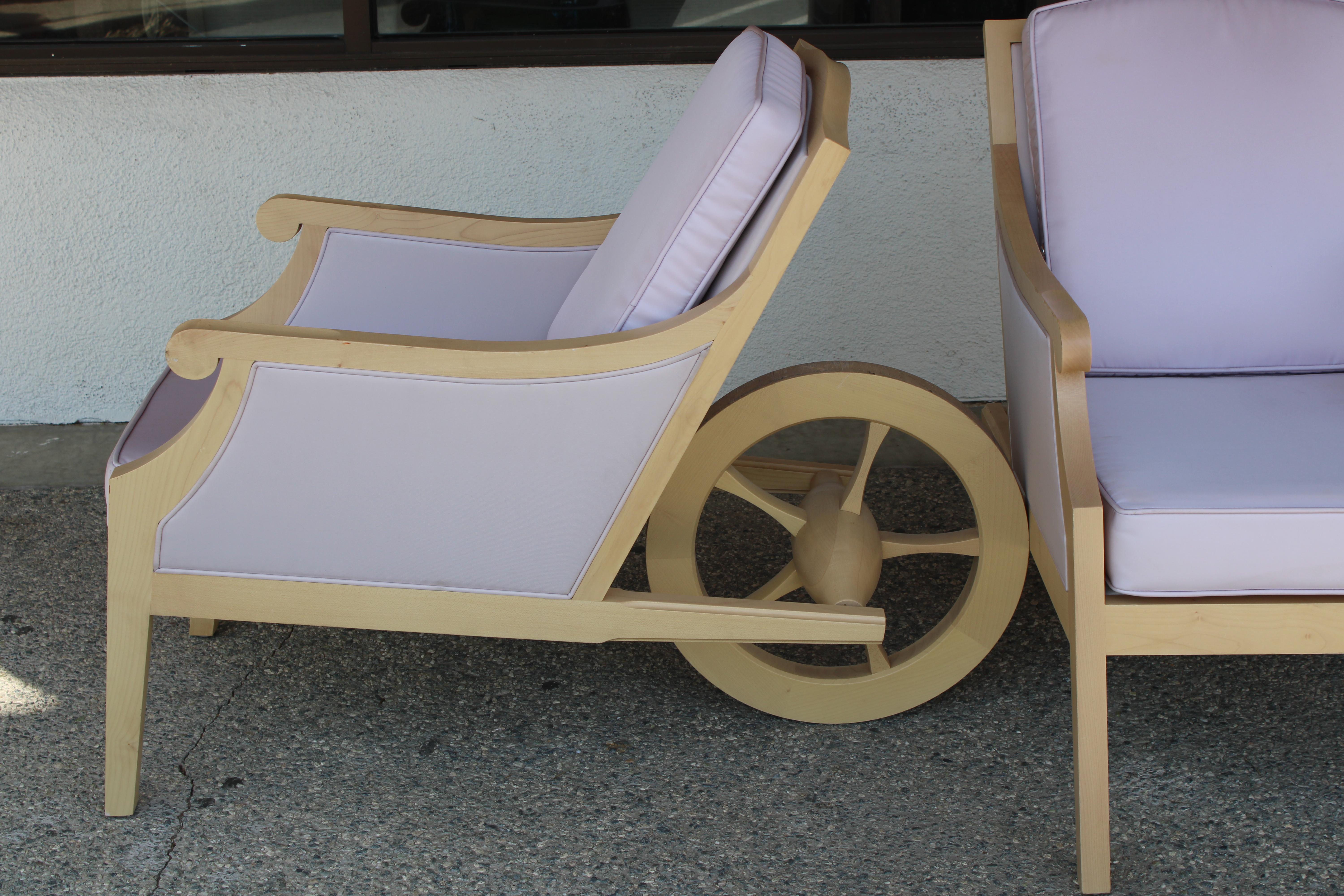 Ein Paar Lounge-Sessel von Man Ray, entworfen von Philippe Starck für das Clift Royal Sonesta Hotel, San Francisco, CA, um 2000. Die Stühle sind alle original.  Die Stühle sind 22,5