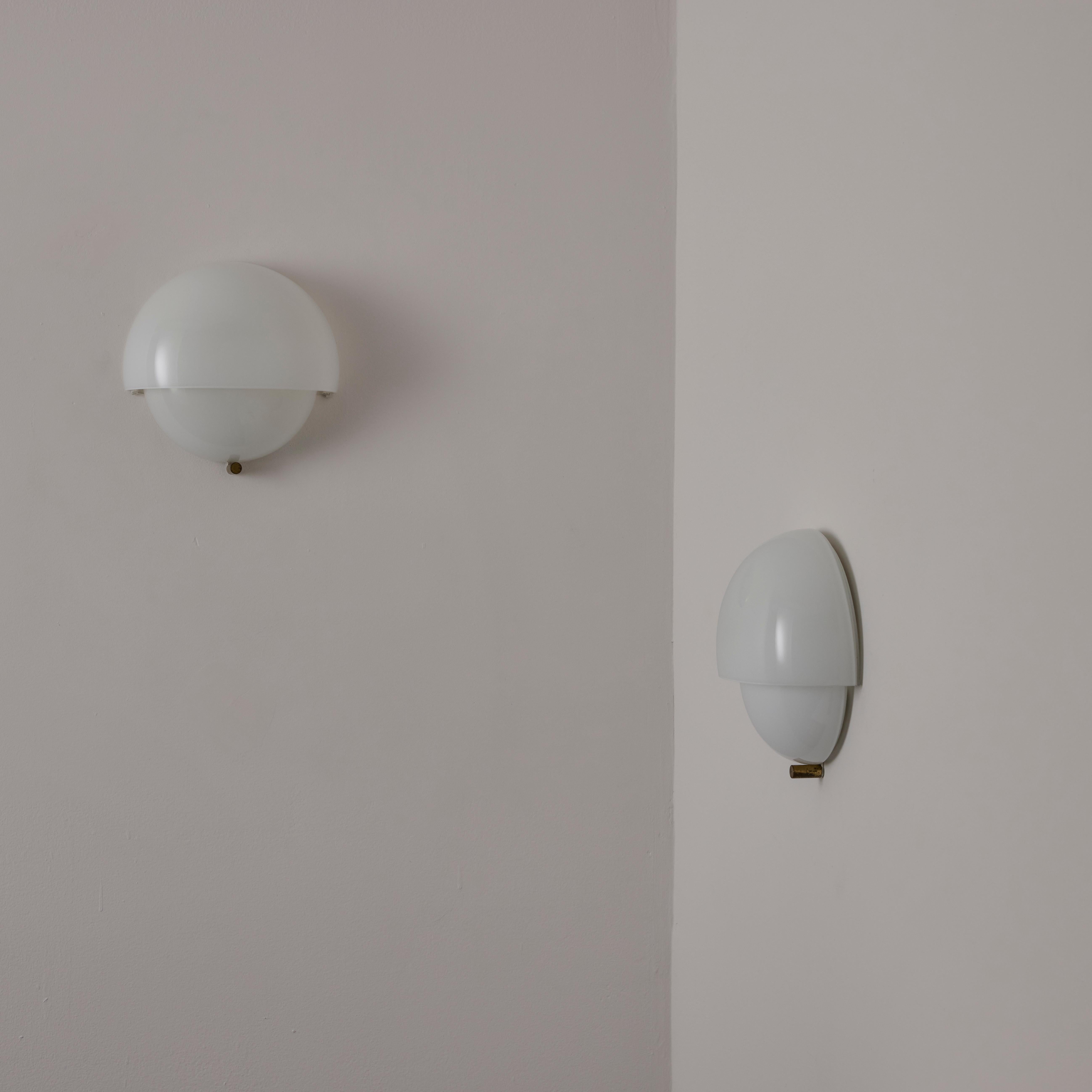 Italiano Coppia di applique 'Mania' di Vico Magistretti per Artemide in vendita