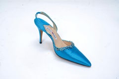 Coppia di tacchi di Manolo Blahnik in raso azzurro con cristalli blu e bianchi