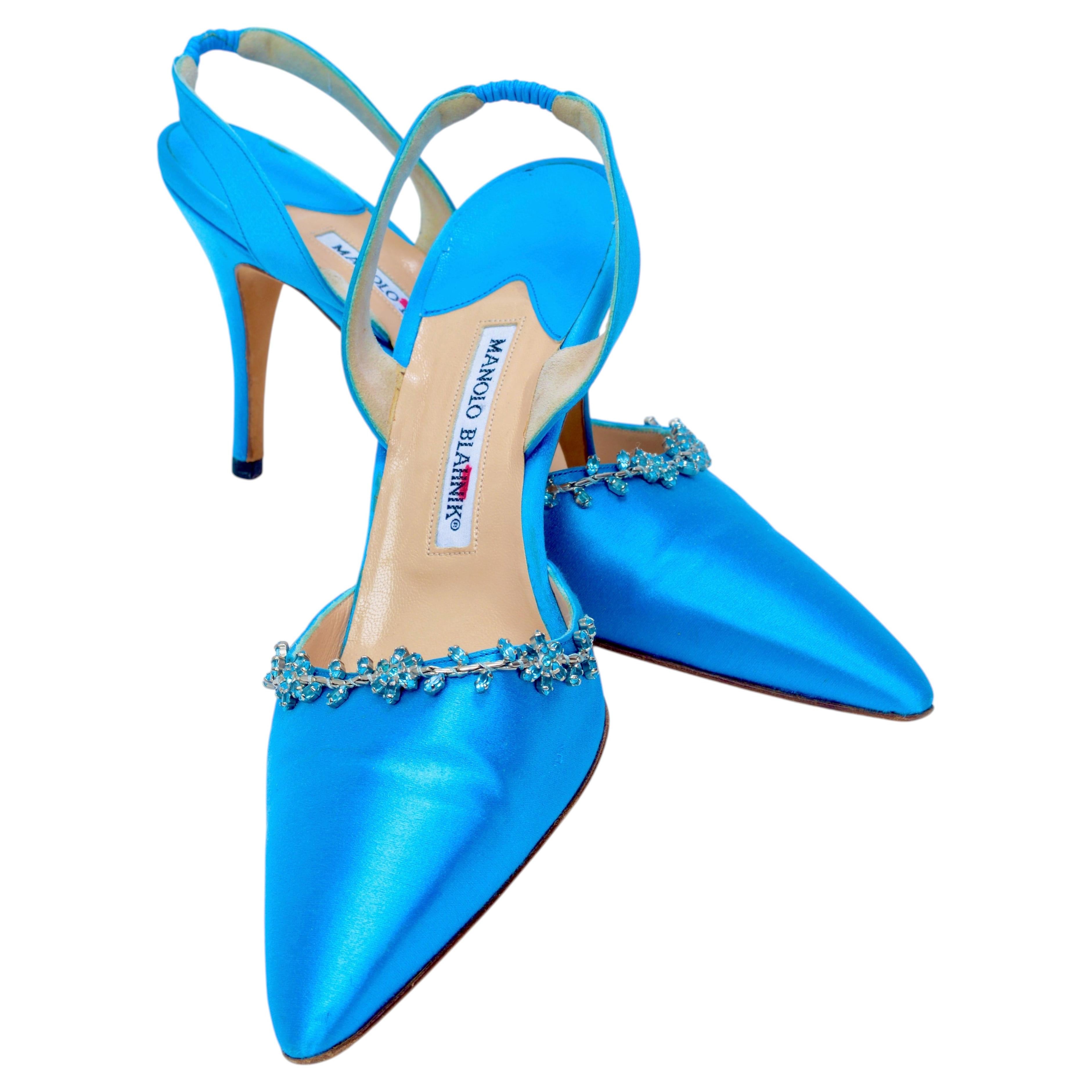 Coppia di tacchi di Manolo Blahnik in raso azzurro con cristalli blu e bianchi