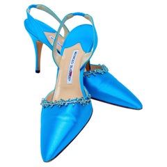 Coppia di tacchi di Manolo Blahnik in raso azzurro con cristalli blu e bianchi