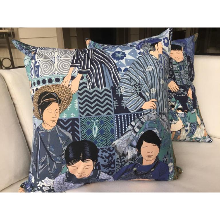 La célèbre maison de design française, Manuel Canovas, a créé cette fabuleuse chinoiserie ethnique multicolore aqua et bleue sur fond de coton. Une version élégante de la toile dans un motif de Chinoiserie. Vous recevrez une PAIRE de coussins de 22