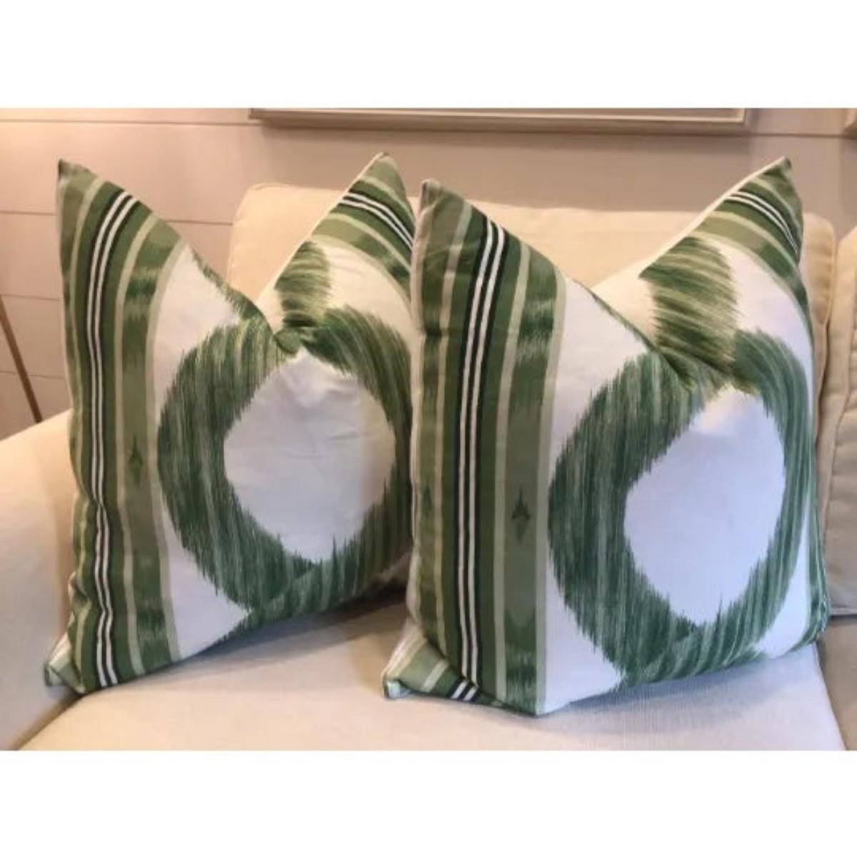 Mid-Century moderno Coppia di cuscini in lino Manuel Canovas Zarina Emerald Green & White in vendita