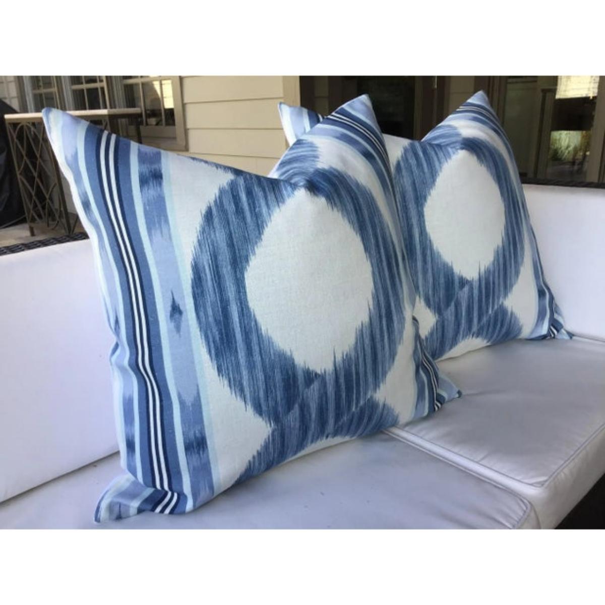 Americano Coppia di cuscini Manuel Canovas Zarina in blu zaffiro, 22 pollici in vendita