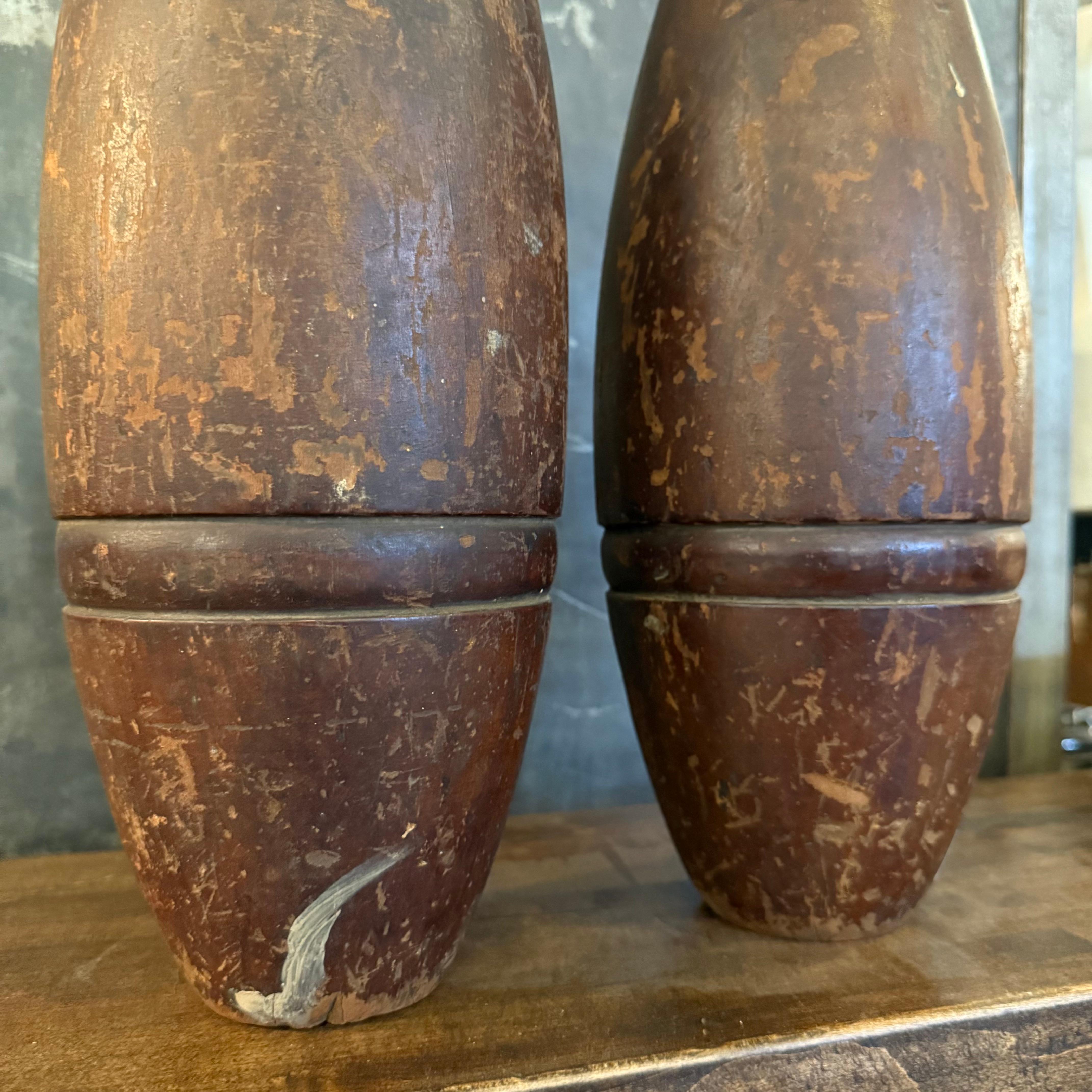 Paire d'épingles à jongler en érable pour gymnases indiens anciens en vente 3