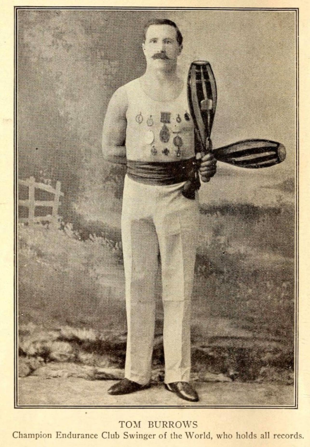 Paire d'épingles à jongler en érable pour gymnases indiens anciens en vente 4