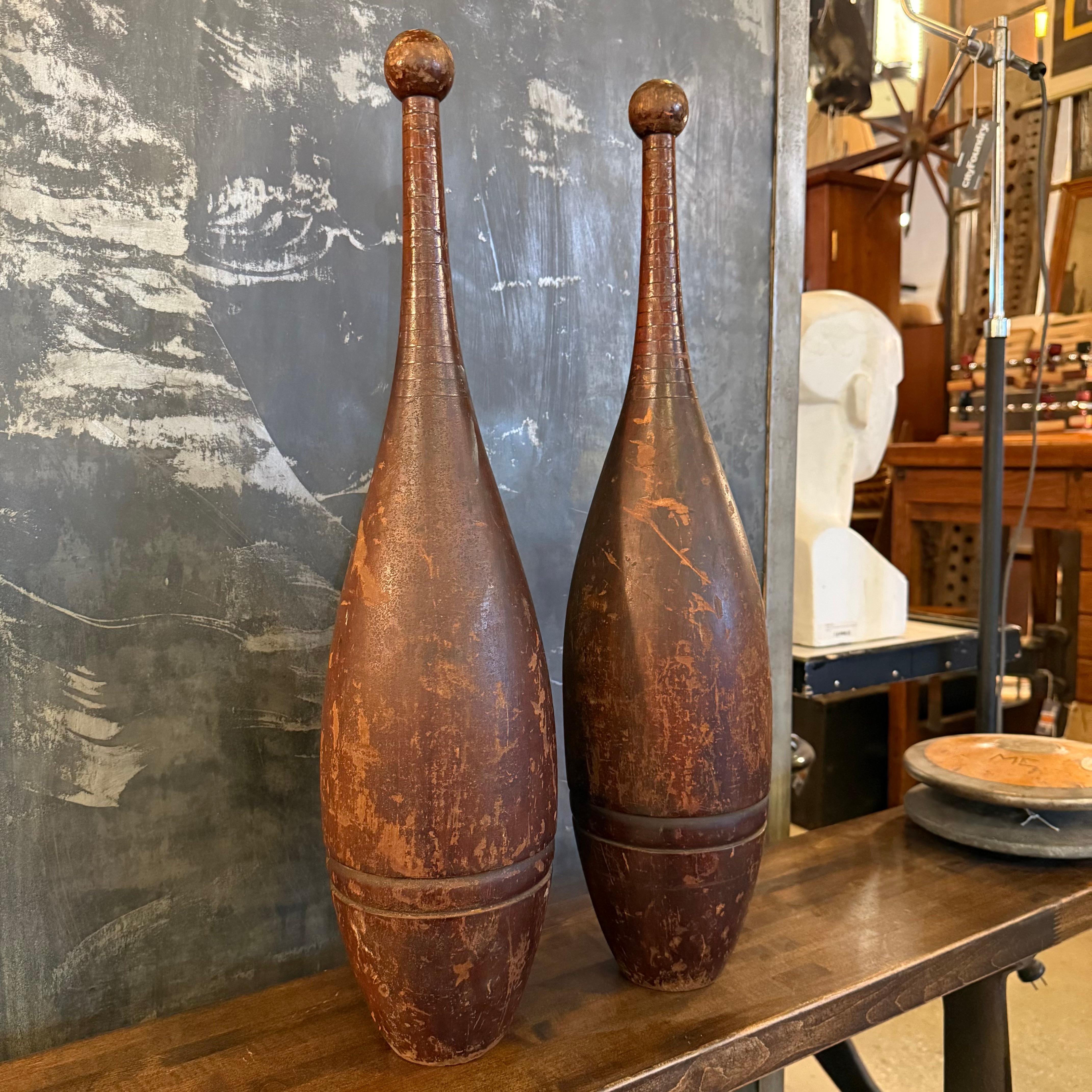 Industriel Paire d'épingles à jongler en érable pour gymnases indiens anciens en vente