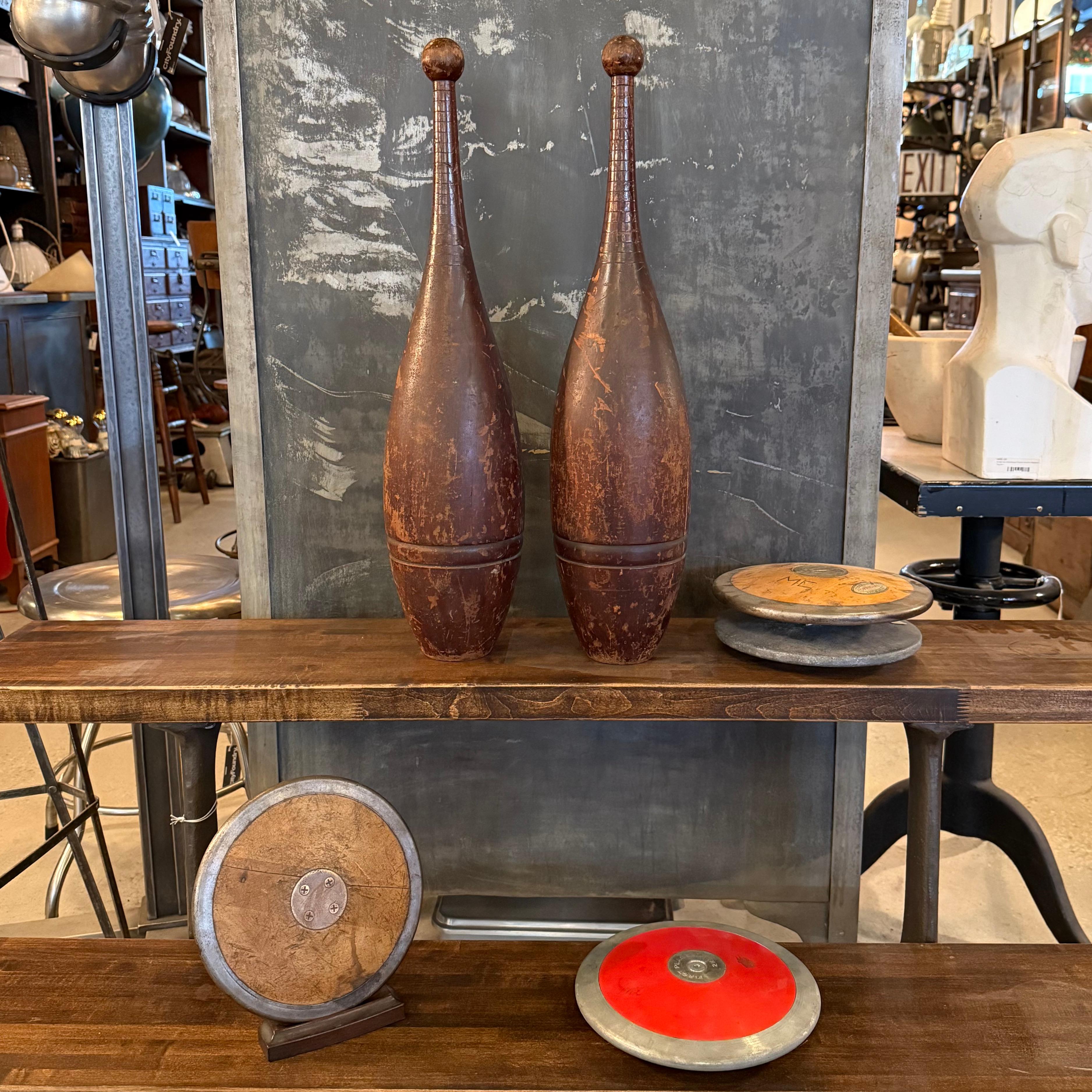 Américain Paire d'épingles à jongler en érable pour gymnases indiens anciens en vente