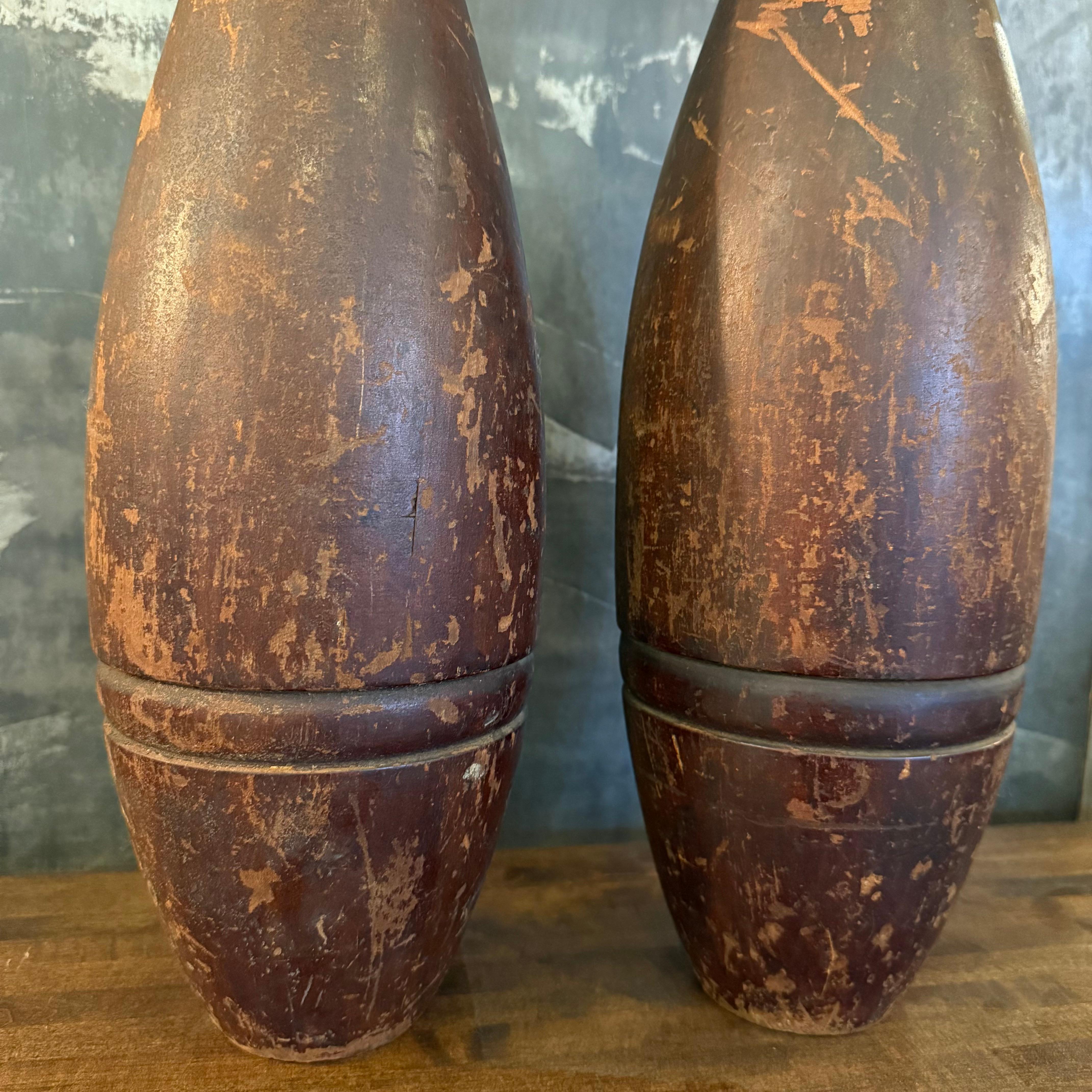 Paire d'épingles à jongler en érable pour gymnases indiens anciens Bon état - En vente à Brooklyn, NY