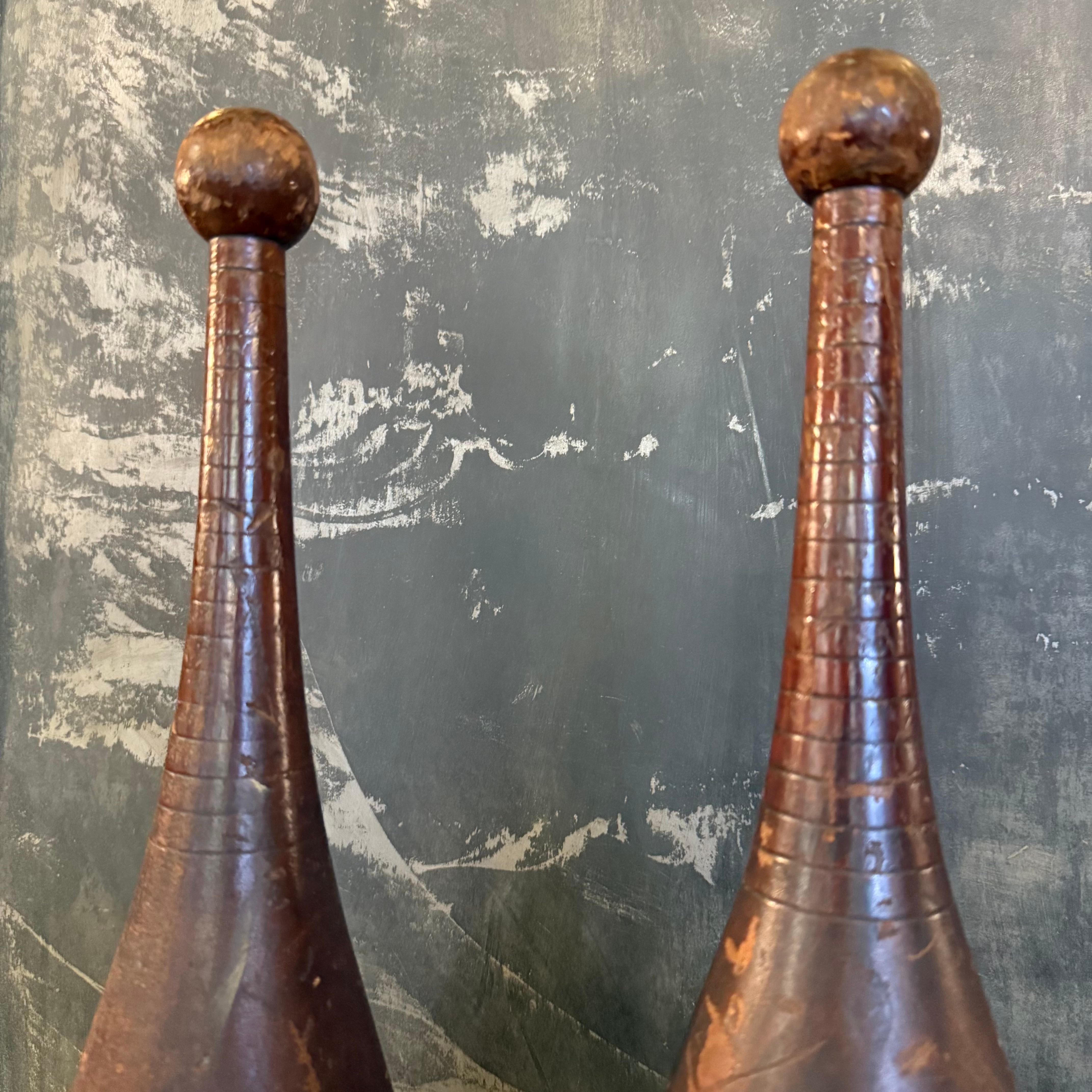 20ième siècle Paire d'épingles à jongler en érable pour gymnases indiens anciens en vente