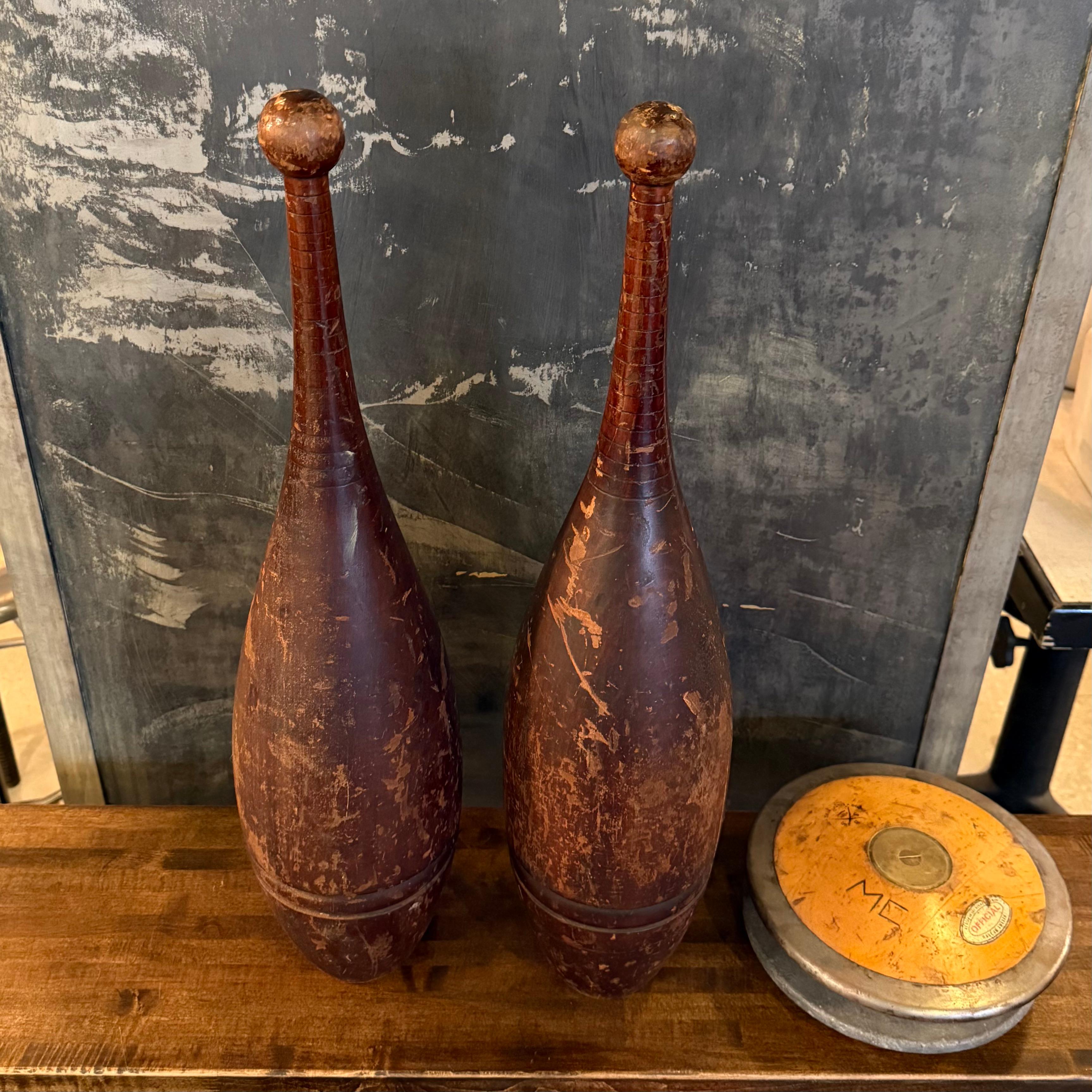 Paire d'épingles à jongler en érable pour gymnases indiens anciens en vente 1