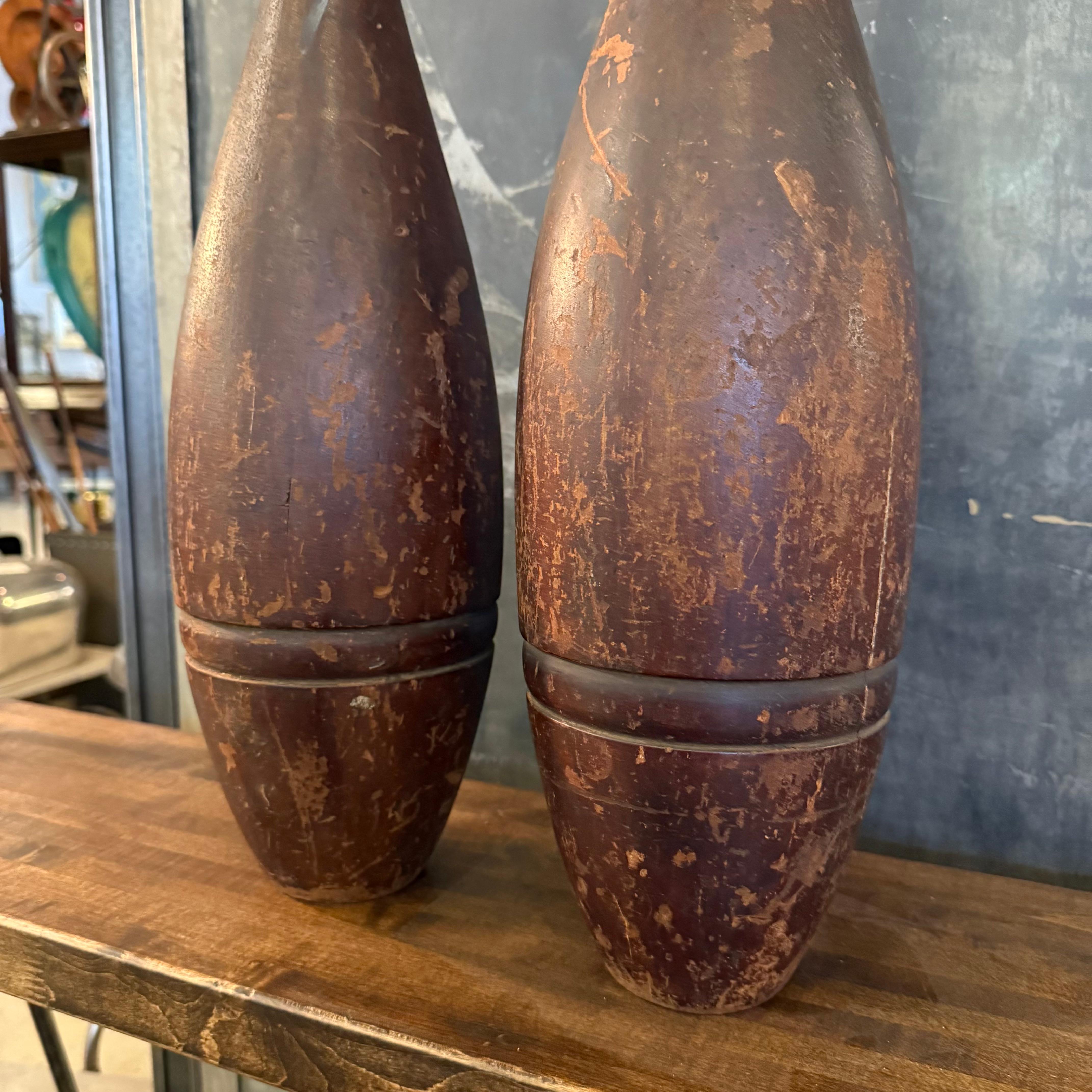 Paire d'épingles à jongler en érable pour gymnases indiens anciens en vente 2