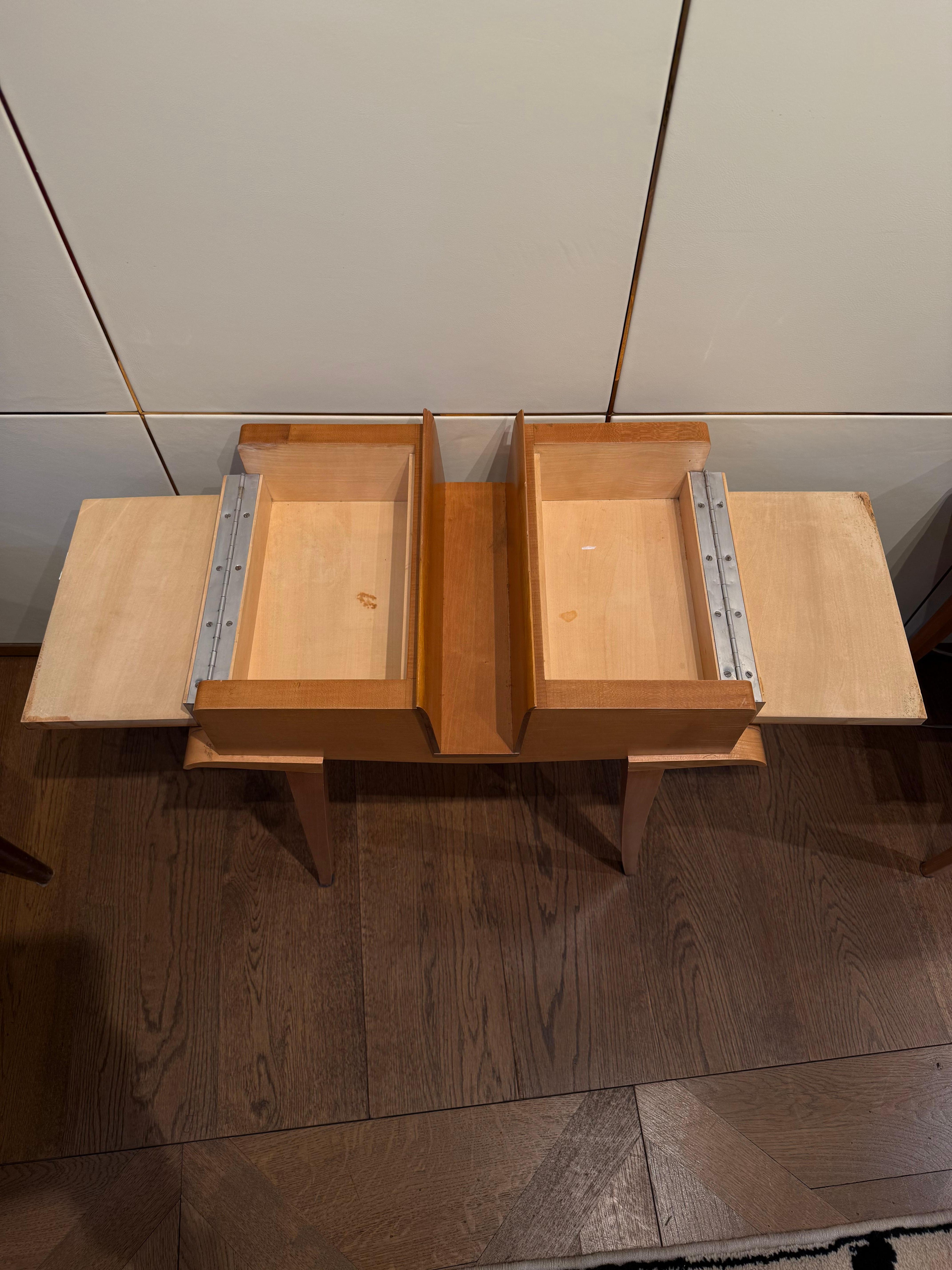 Mid-Century Modern Pair of Maple Bedside Tables by Maxime Old, France (c. 1940) – Dual-Sided Openin en vente