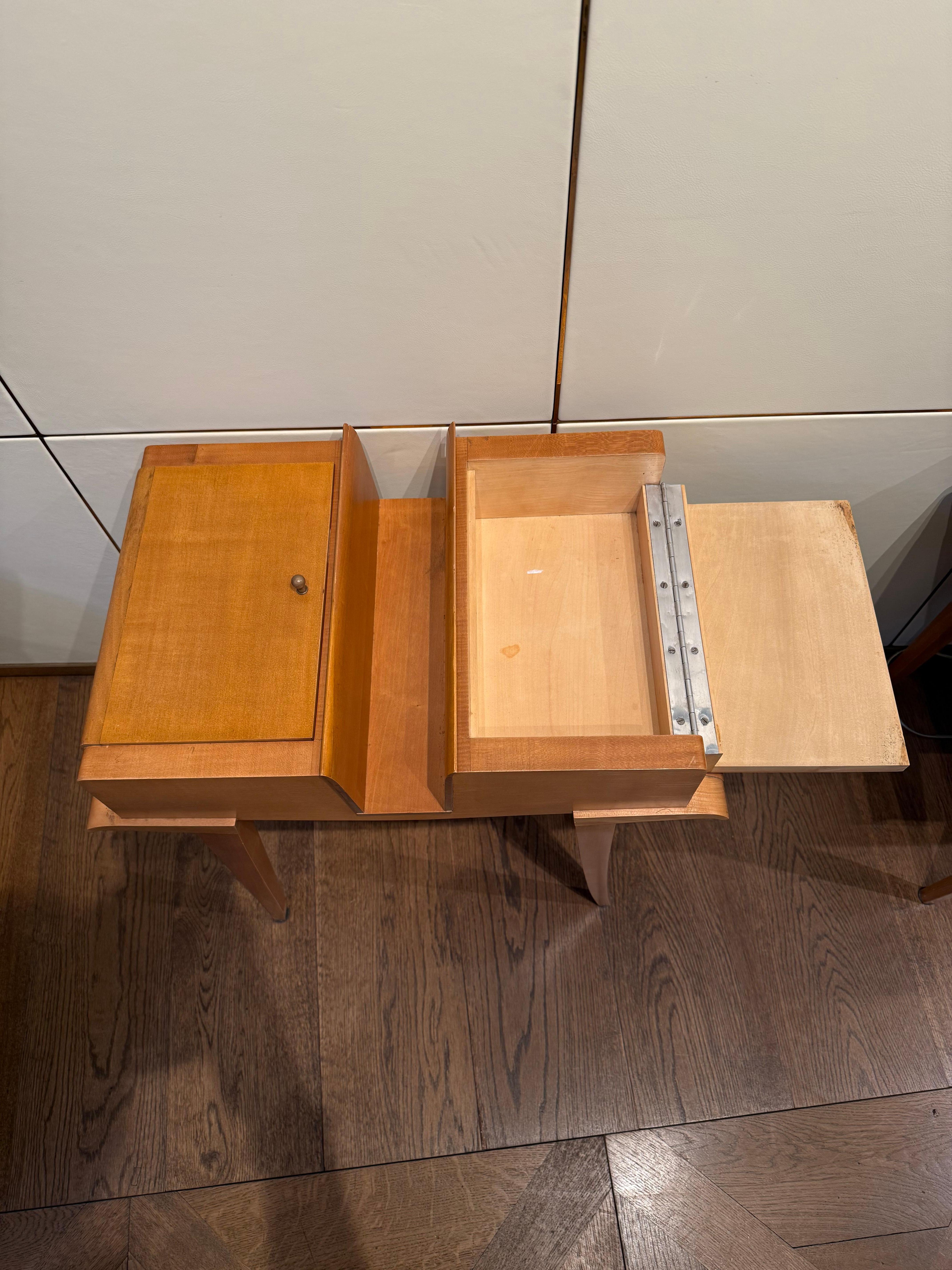 Pair of Maple Bedside Tables by Maxime Old, France (c. 1940) – Dual-Sided Openin en vente 2