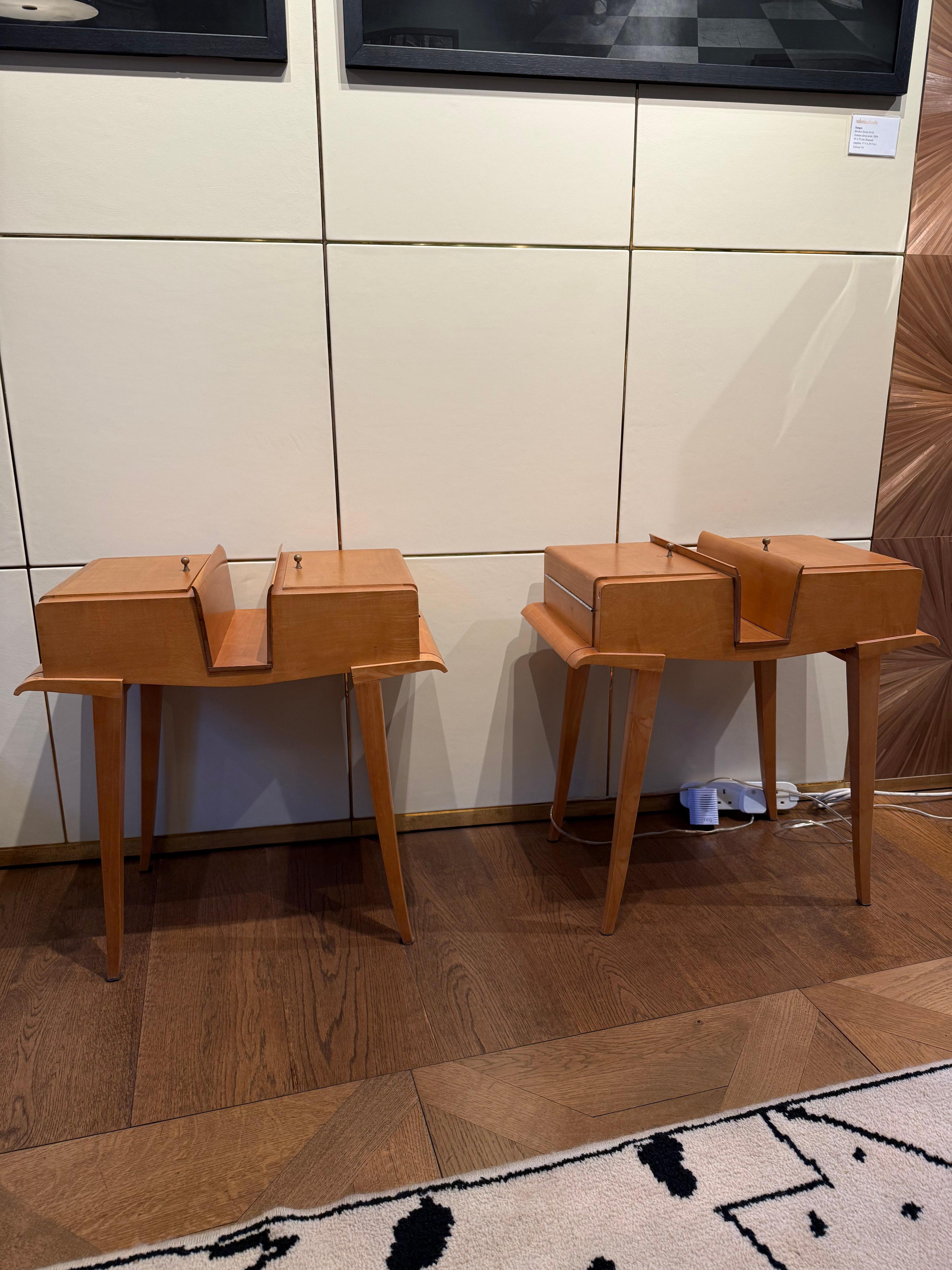 Pair of Maple Bedside Tables by Maxime Old, France (c. 1940) – Dual-Sided Openin en vente 3