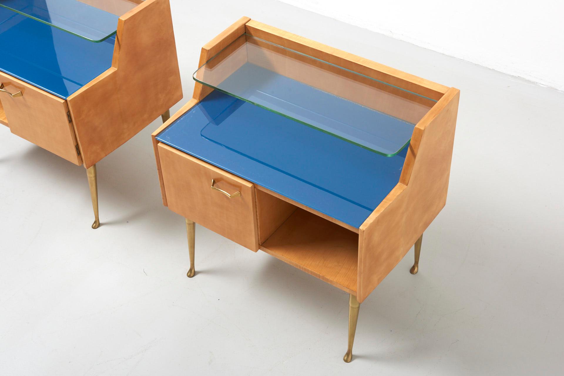 Pair of Maple Bedside Tables with Brass Feet, 1950s, Italy In Good Condition In Antwerpen, BE