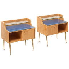 Coppia di comodini in acero con piedini in ottone, anni '50, Italia