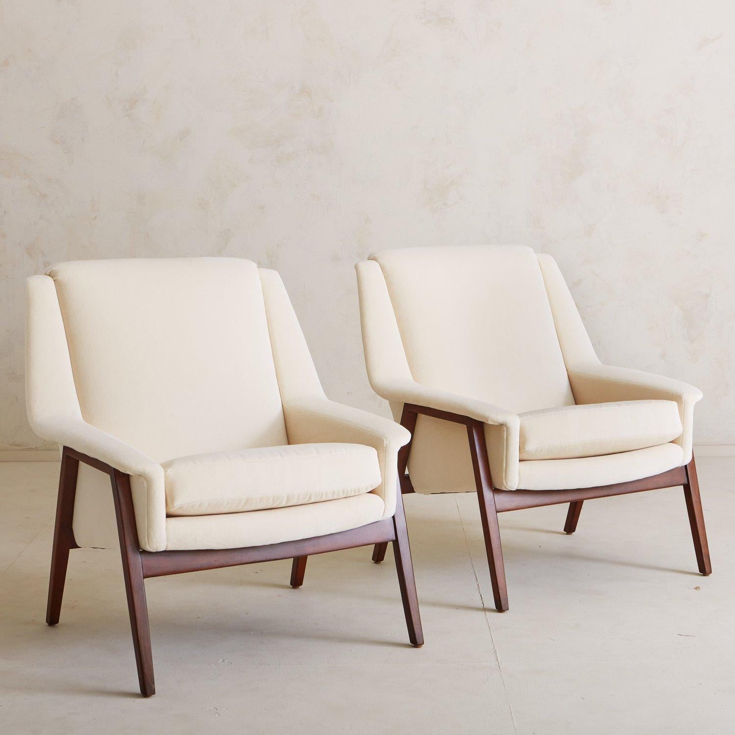 Mid-Century Modern Pair of Maple Lounge Chairs in White Cotton Velvet, Italy 1950s
