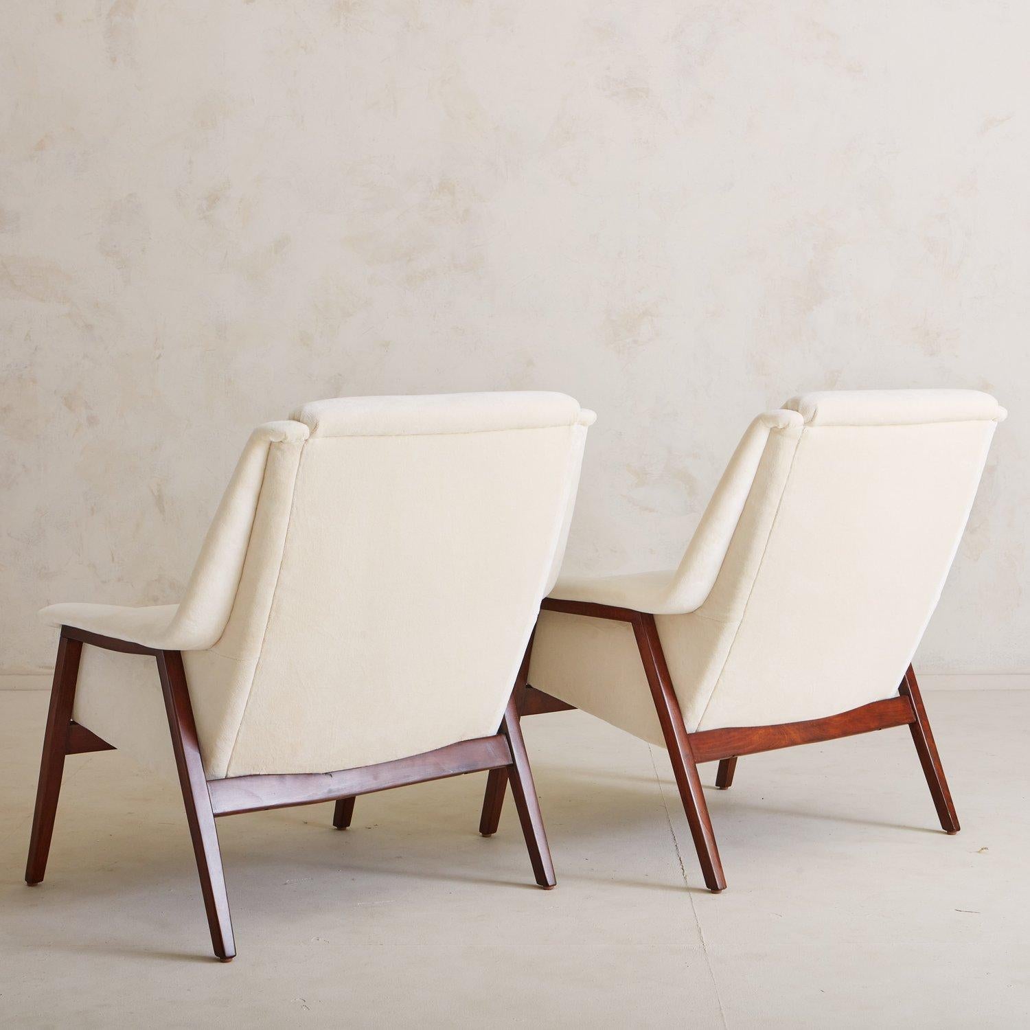 Italian Pair of Maple Lounge Chairs in White Cotton Velvet, Italy 1950s