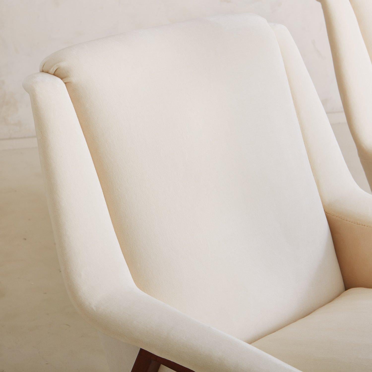 Mid-20th Century Pair of Maple Lounge Chairs in White Cotton Velvet, Italy 1950s