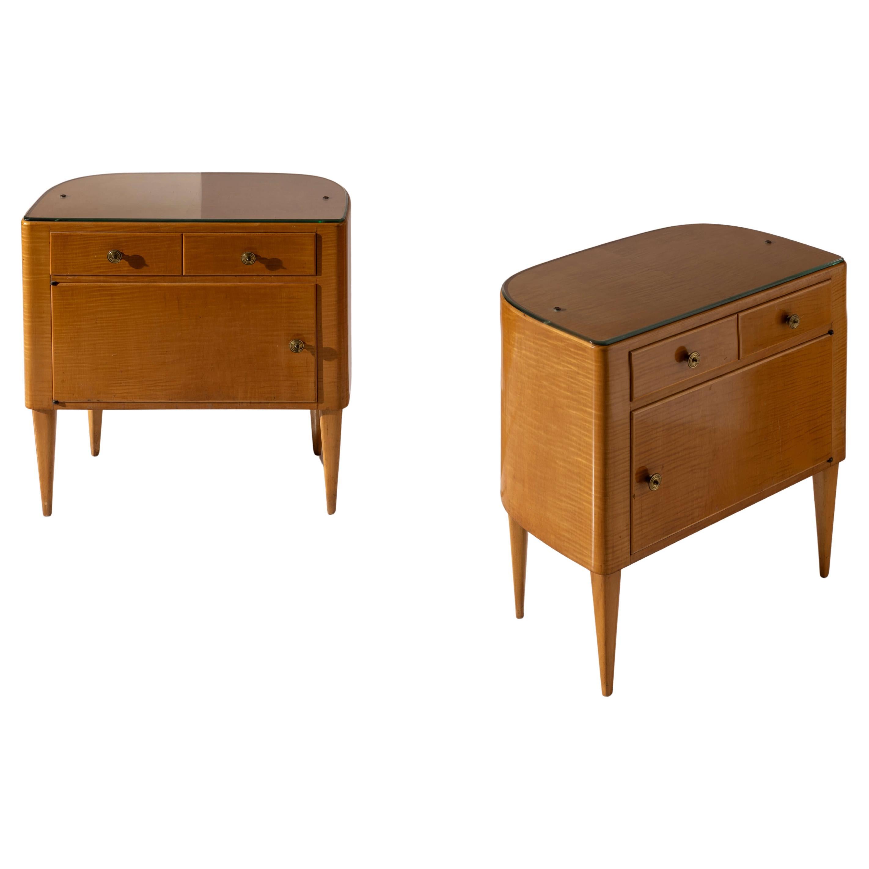 Pair of maple wood bedside tables, bean-shaped, Italy, 1950s