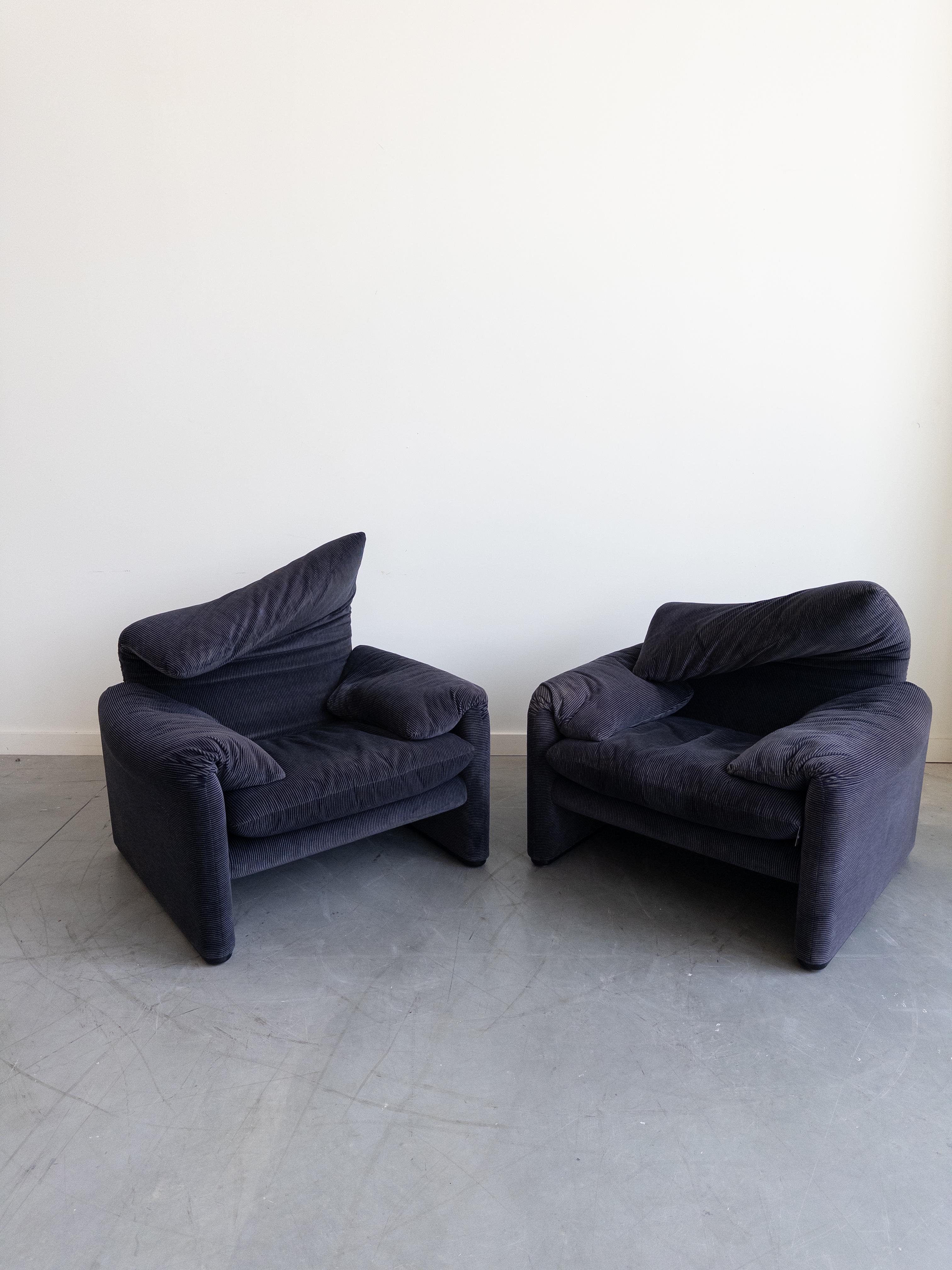 Pair of Maralunga Armchairs and Ottomans by Vico Magistretti for Cassina In Good Condition In New York, NY