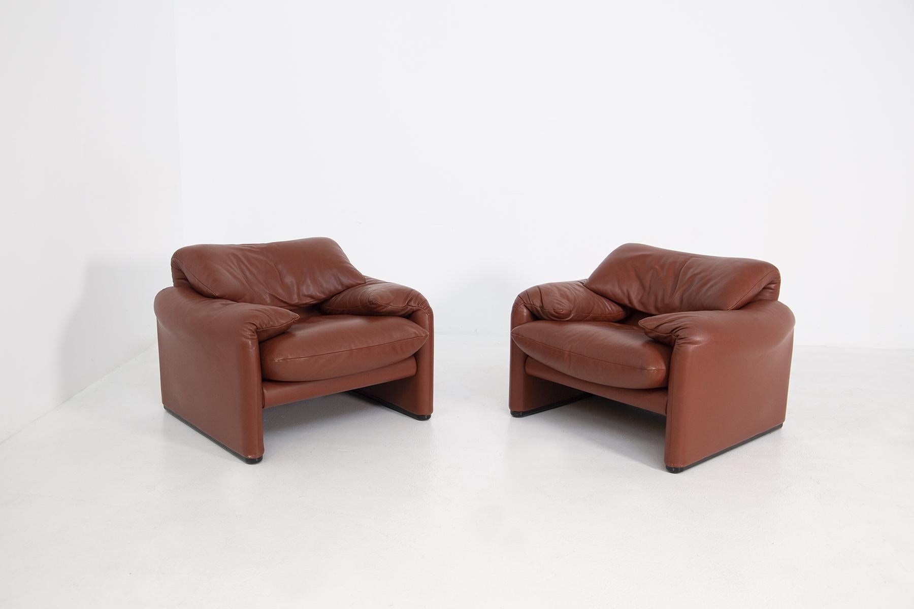 Pair of armchairs designed by Vico Magistretti for the Cassina factory in 1973. The Maralunga armchairs are upholstered entirely in bordeaux-coloured leather. With its warm and reassuring shapes, where the possibility of movement of the backrest,