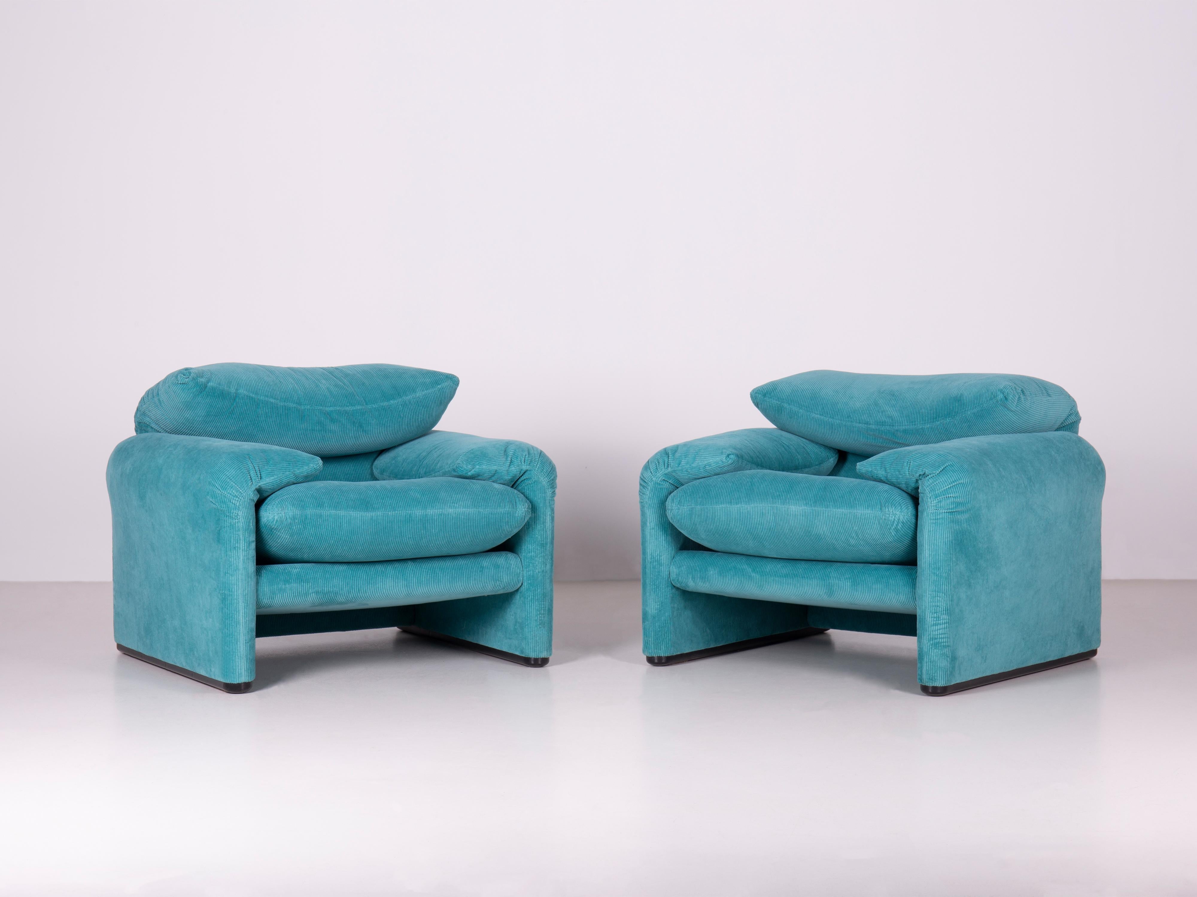 Pair of Maralunga armchairs designed in 1973 by Vico Magistretti, coming from the first Cassina production (early Seventies), recently upholstered with corduroy. 

Enveloping design, soft and comfortable shapes distinguish Maralunga. A bicycle