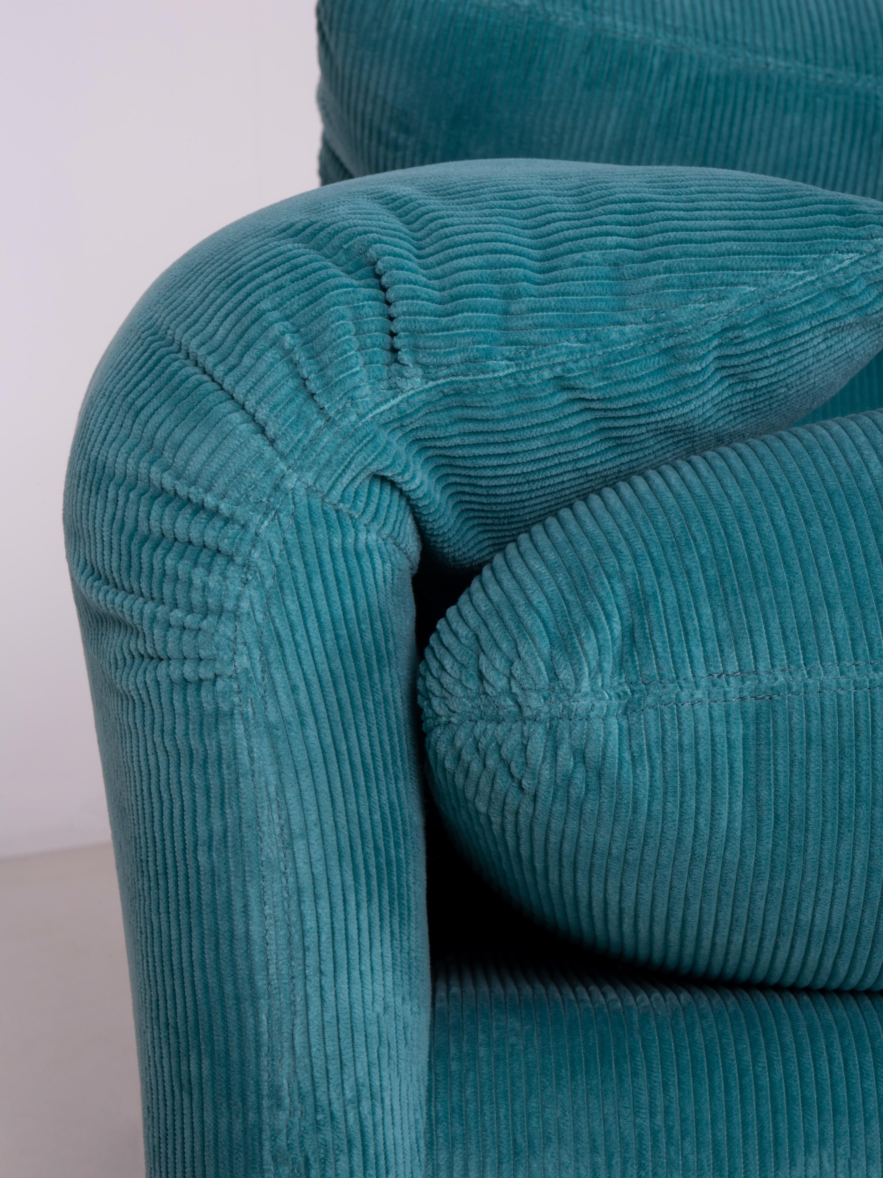 Pair of Maralunga Armchairs by Vico Magistretti in Ocean Green Corduroy In Good Condition For Sale In Ozzano Dell'emilia, IT