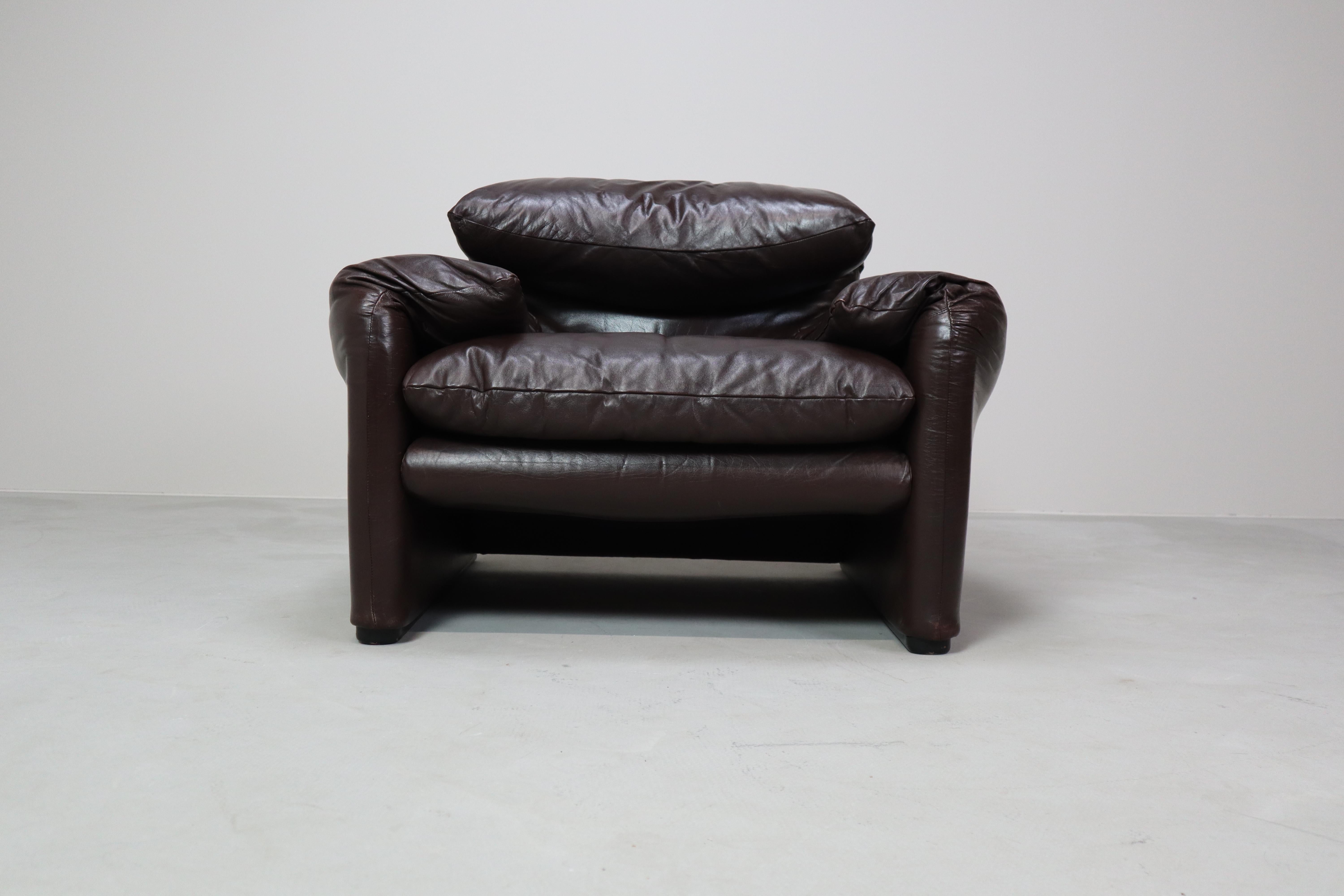 Pair of Maralunga leather armchairs by Vico Magistretti for Cassina, 1974. For Sale 6