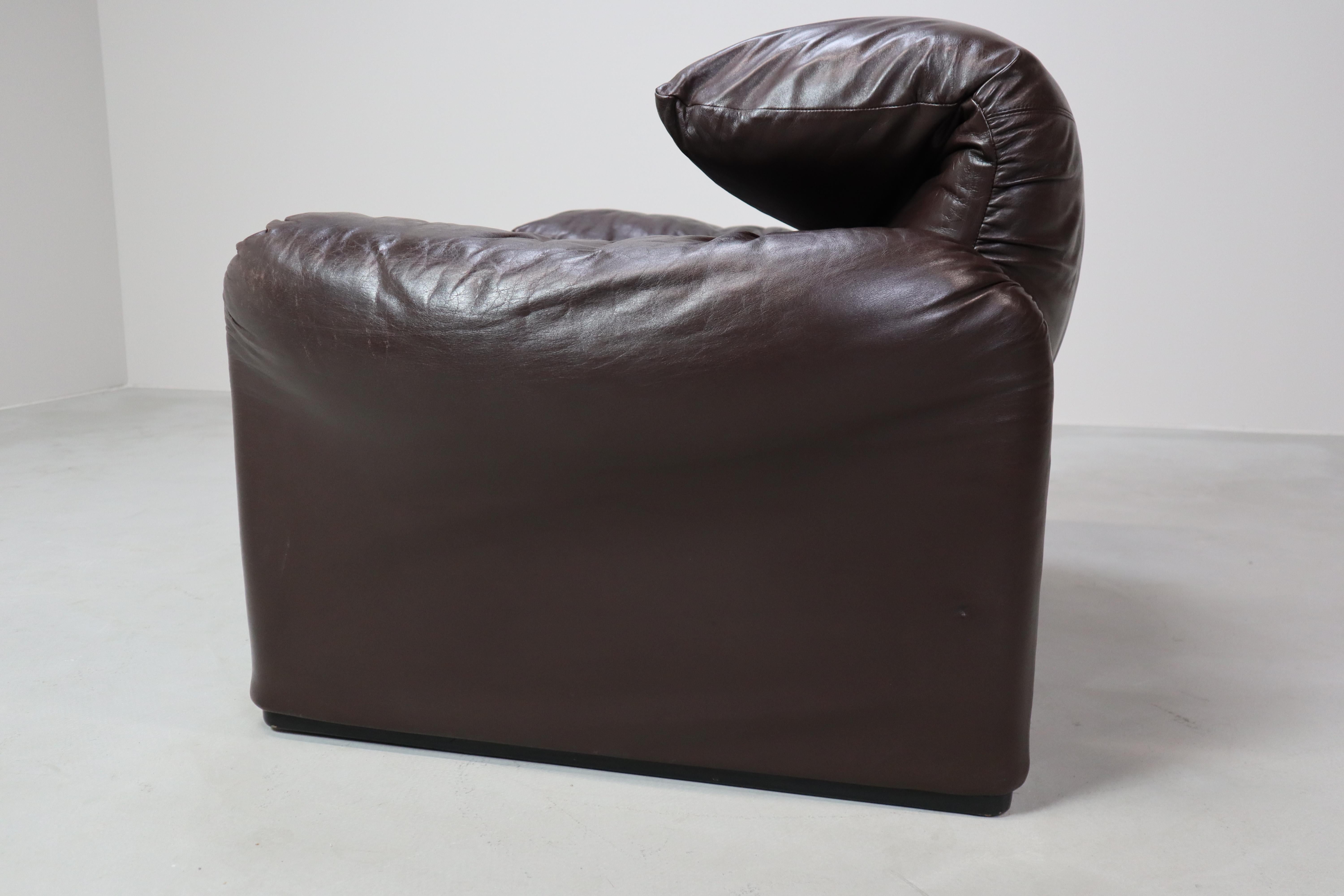 Pair of Maralunga leather armchairs by Vico Magistretti for Cassina, 1974. For Sale 7