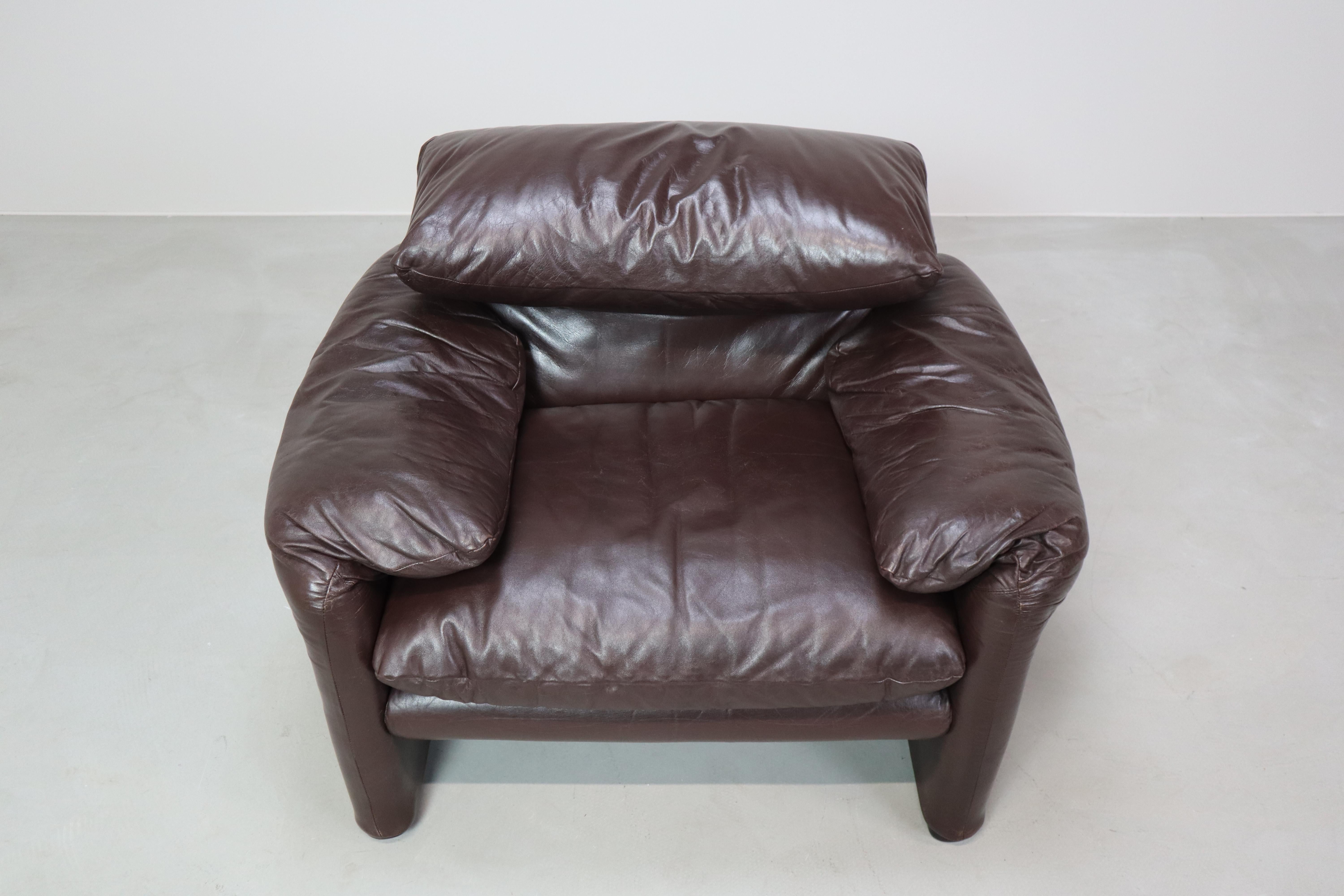 Pair of Maralunga leather armchairs by Vico Magistretti for Cassina, 1974. For Sale 9