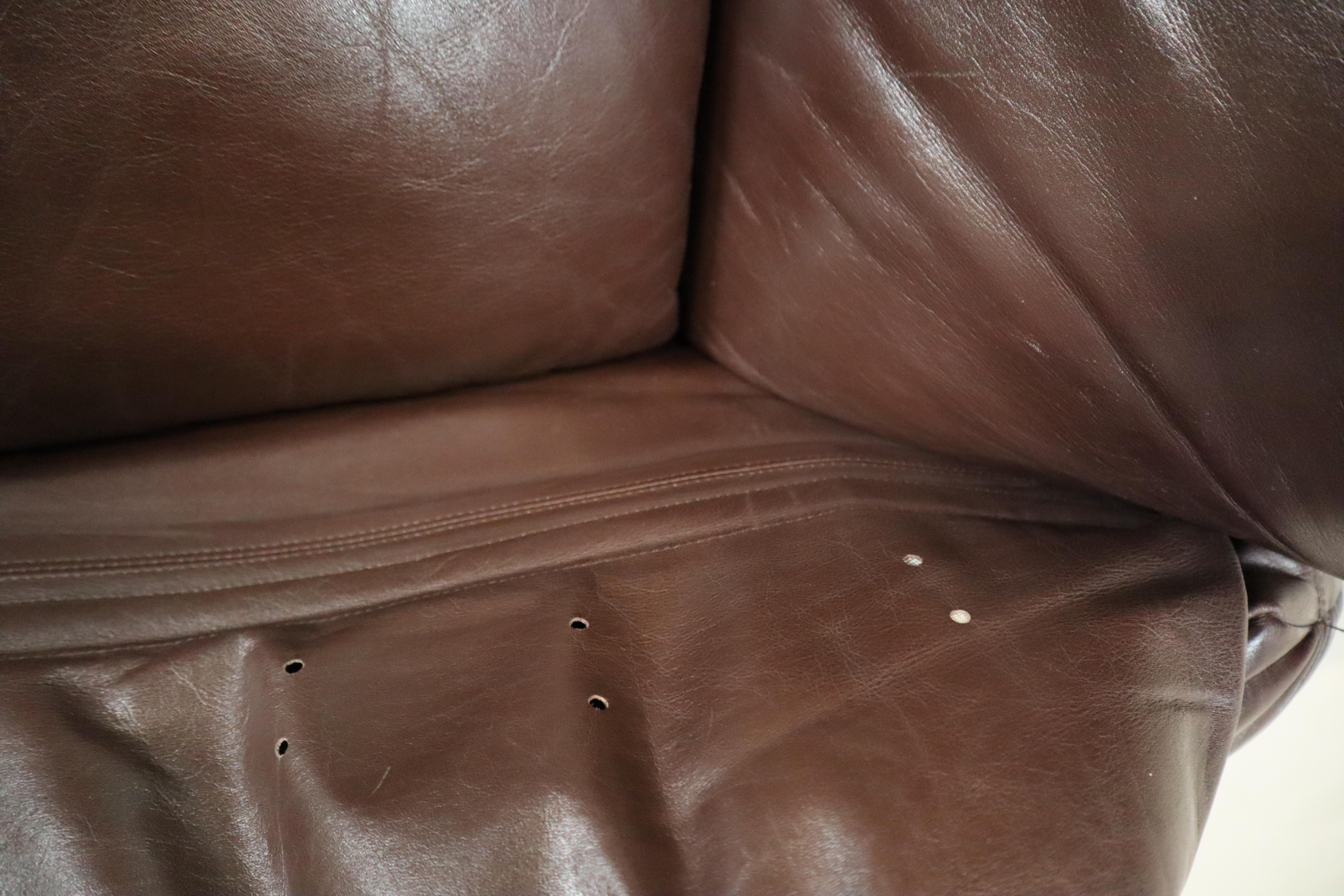 Pair of Maralunga leather armchairs by Vico Magistretti for Cassina, 1974. For Sale 10