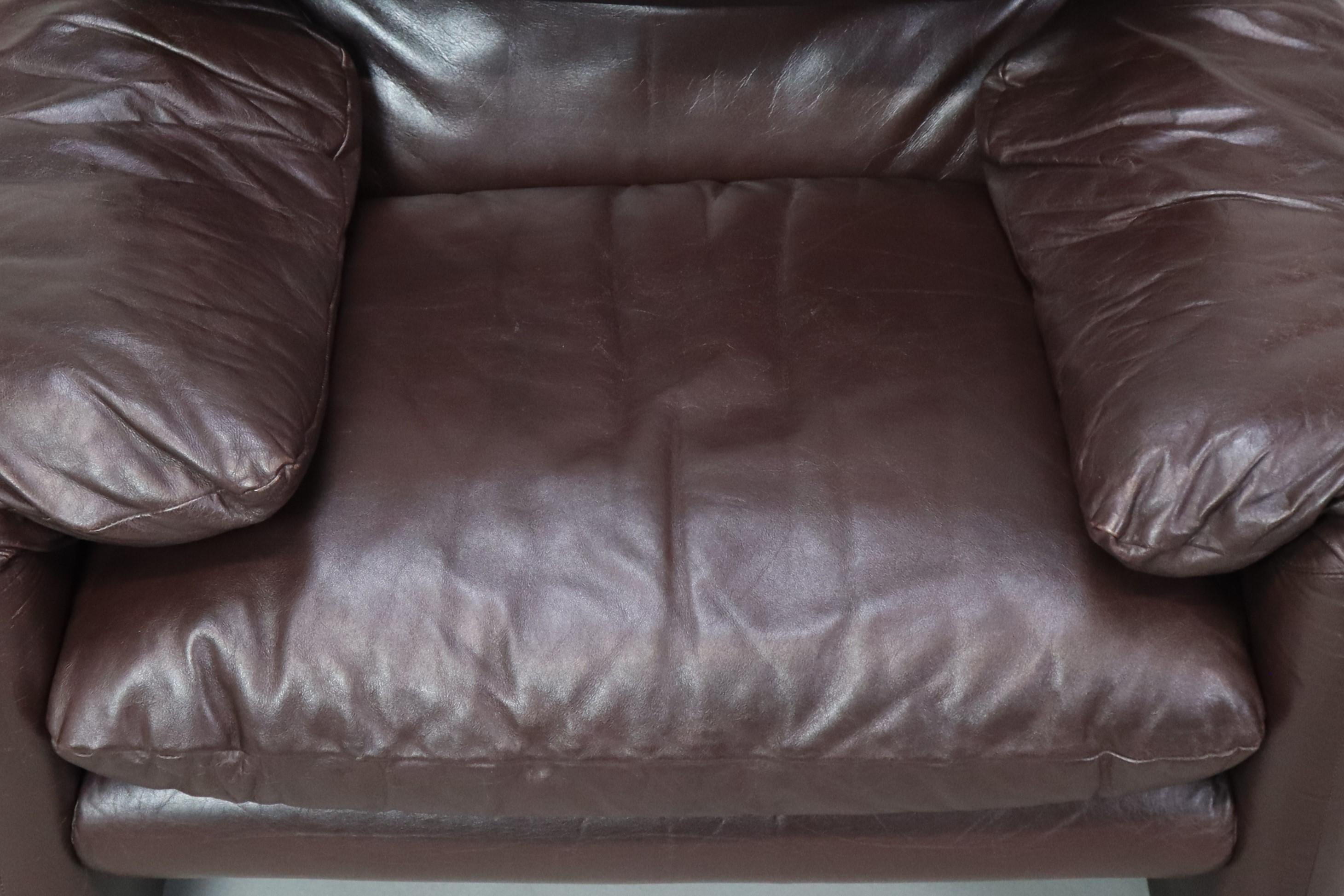 Pair of Maralunga leather armchairs by Vico Magistretti for Cassina, 1974. For Sale 11