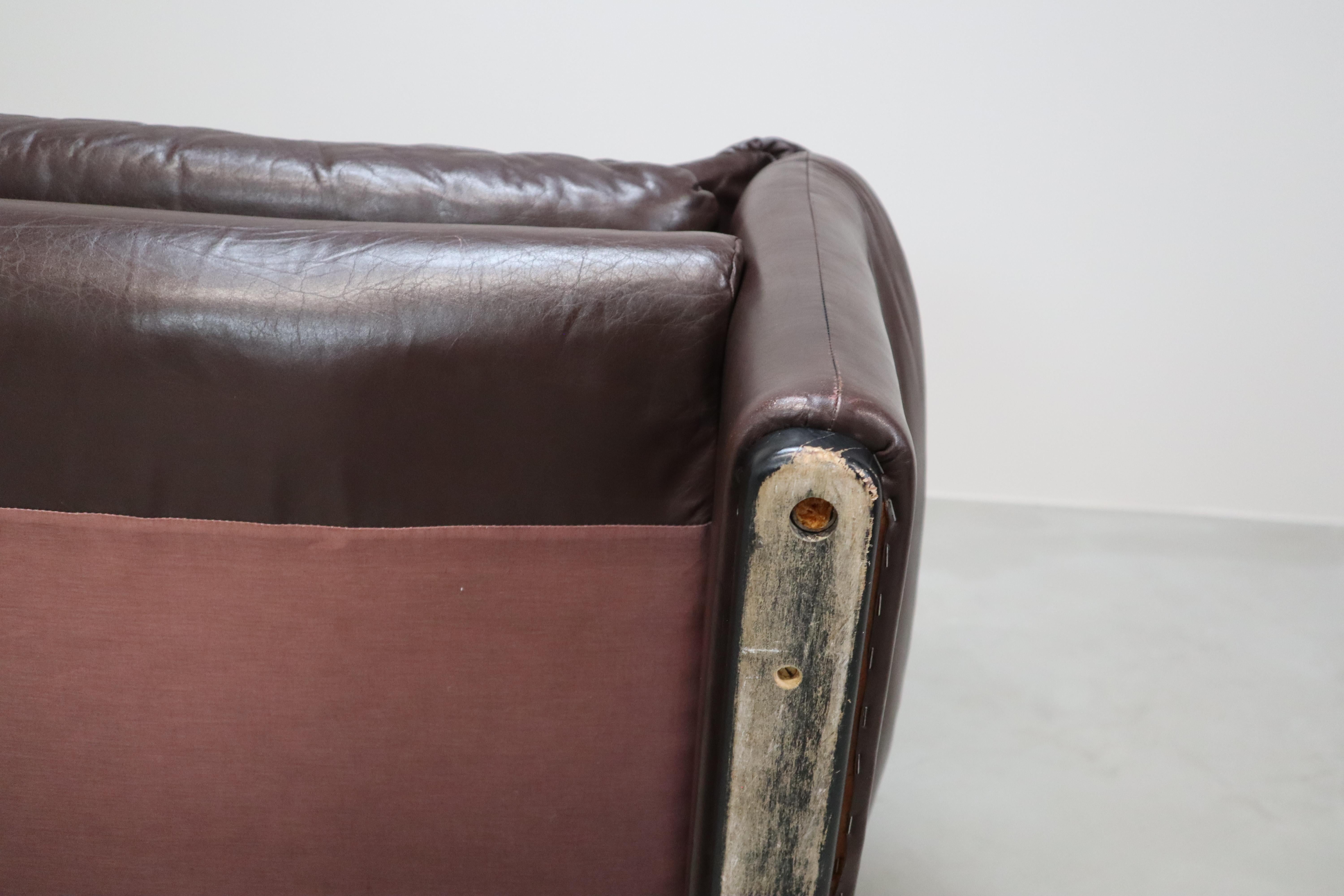 Pair of Maralunga leather armchairs by Vico Magistretti for Cassina, 1974. For Sale 12
