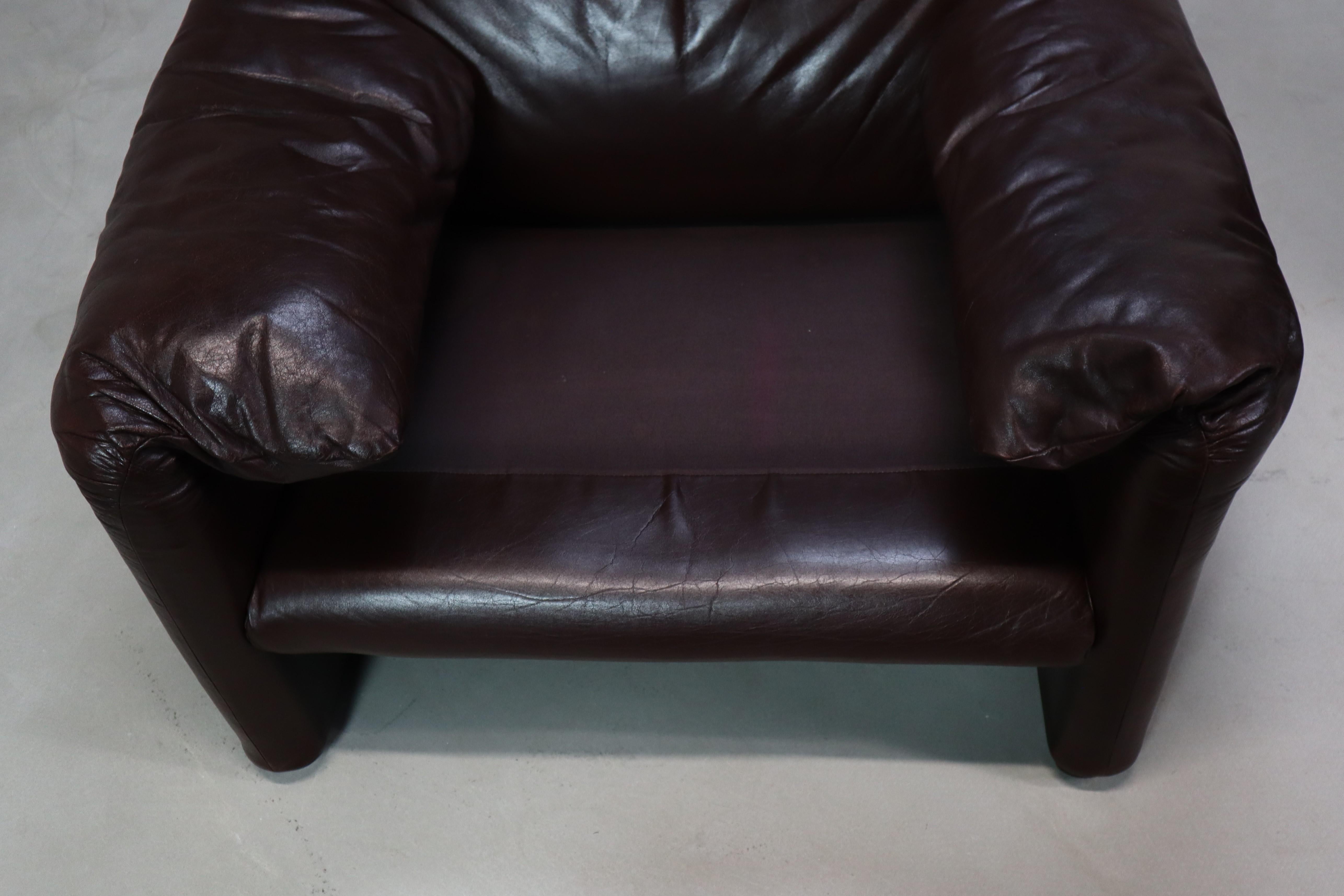 Mid-Century Modern Pair of Maralunga leather armchairs by Vico Magistretti for Cassina, 1974. For Sale