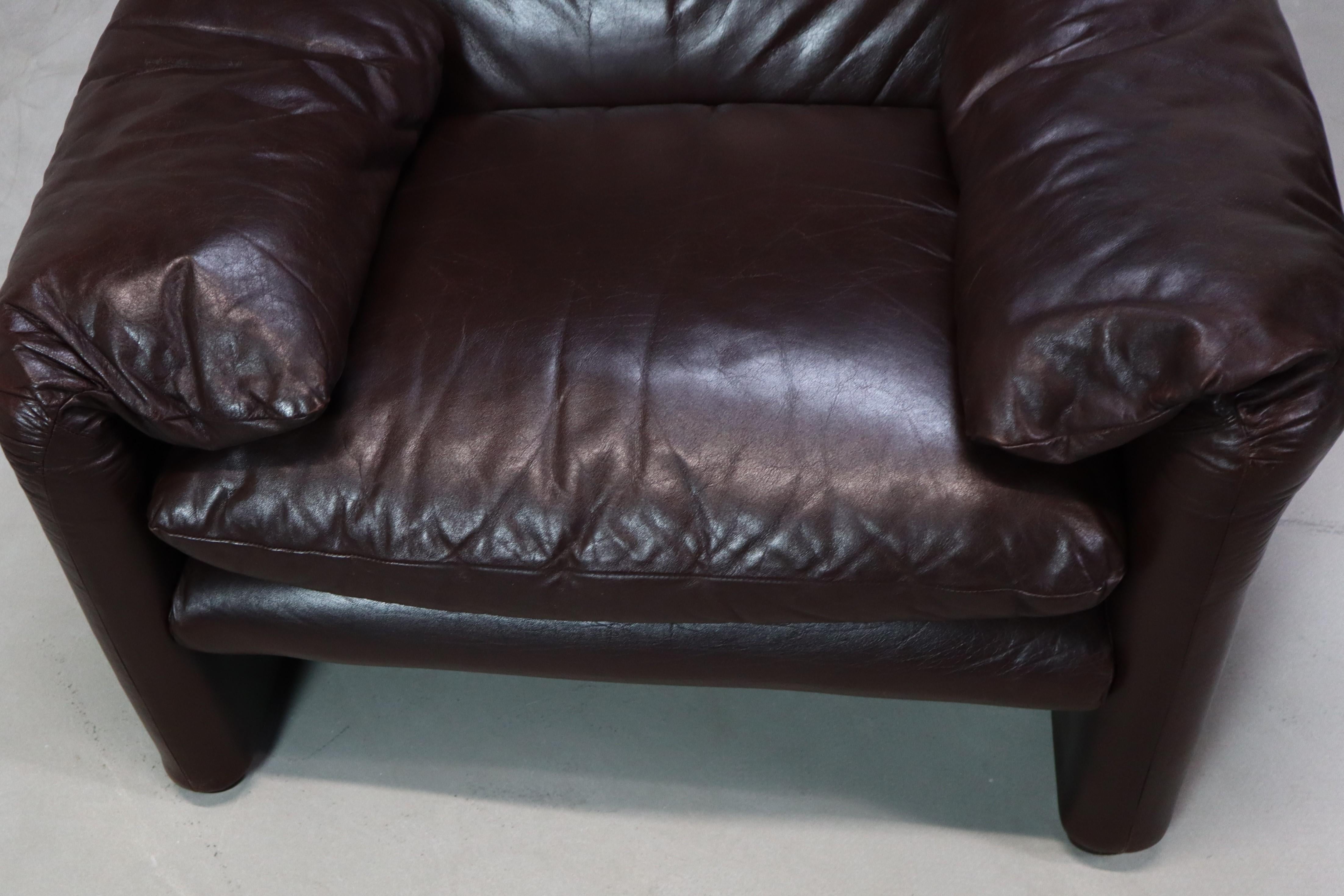 Italian Pair of Maralunga leather armchairs by Vico Magistretti for Cassina, 1974. For Sale