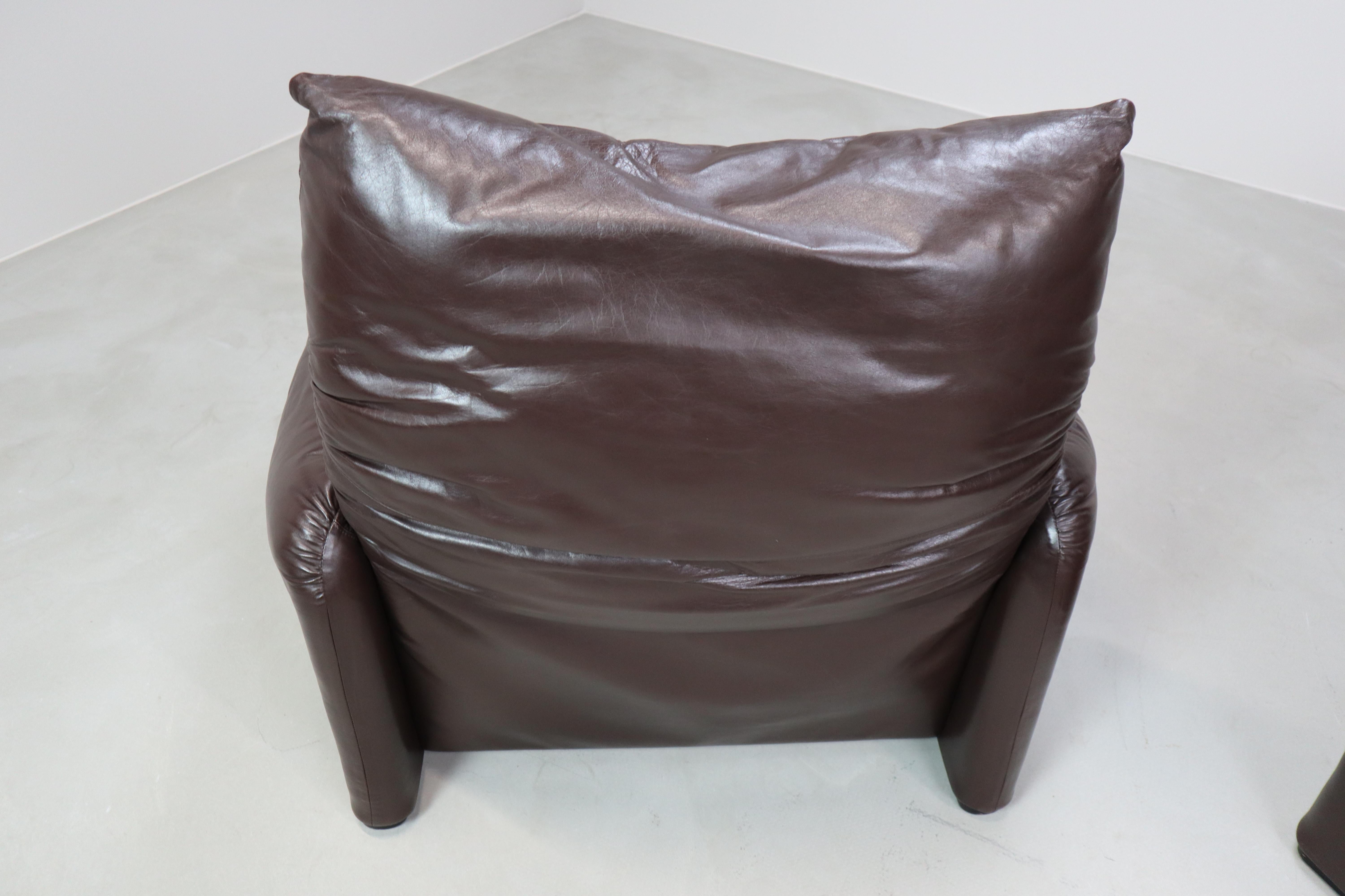 Late 20th Century Pair of Maralunga leather armchairs by Vico Magistretti for Cassina, 1974. For Sale