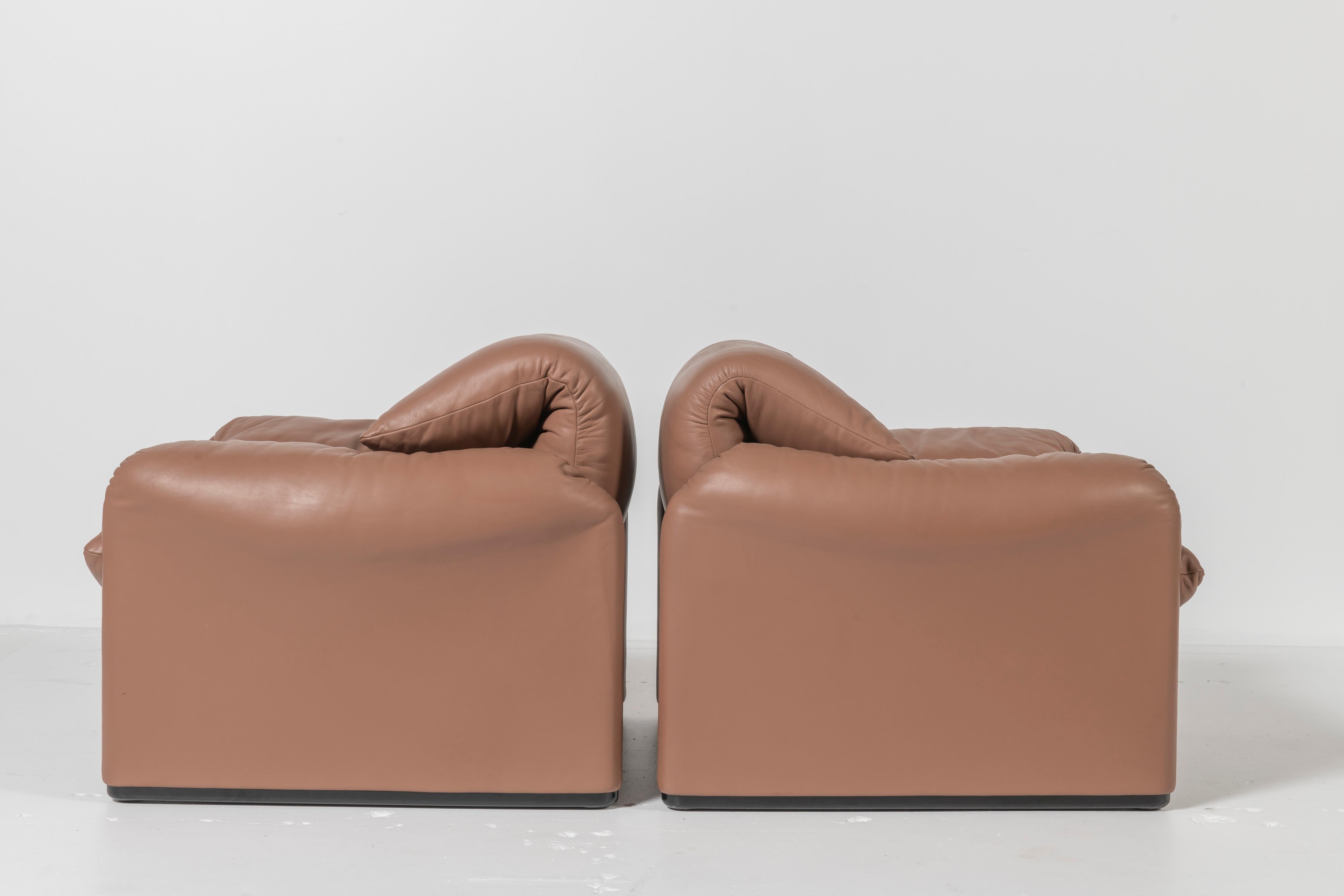 Pair of Maralunga Lounge Chairs with Ottoman in Tan Leather by Cassina 5