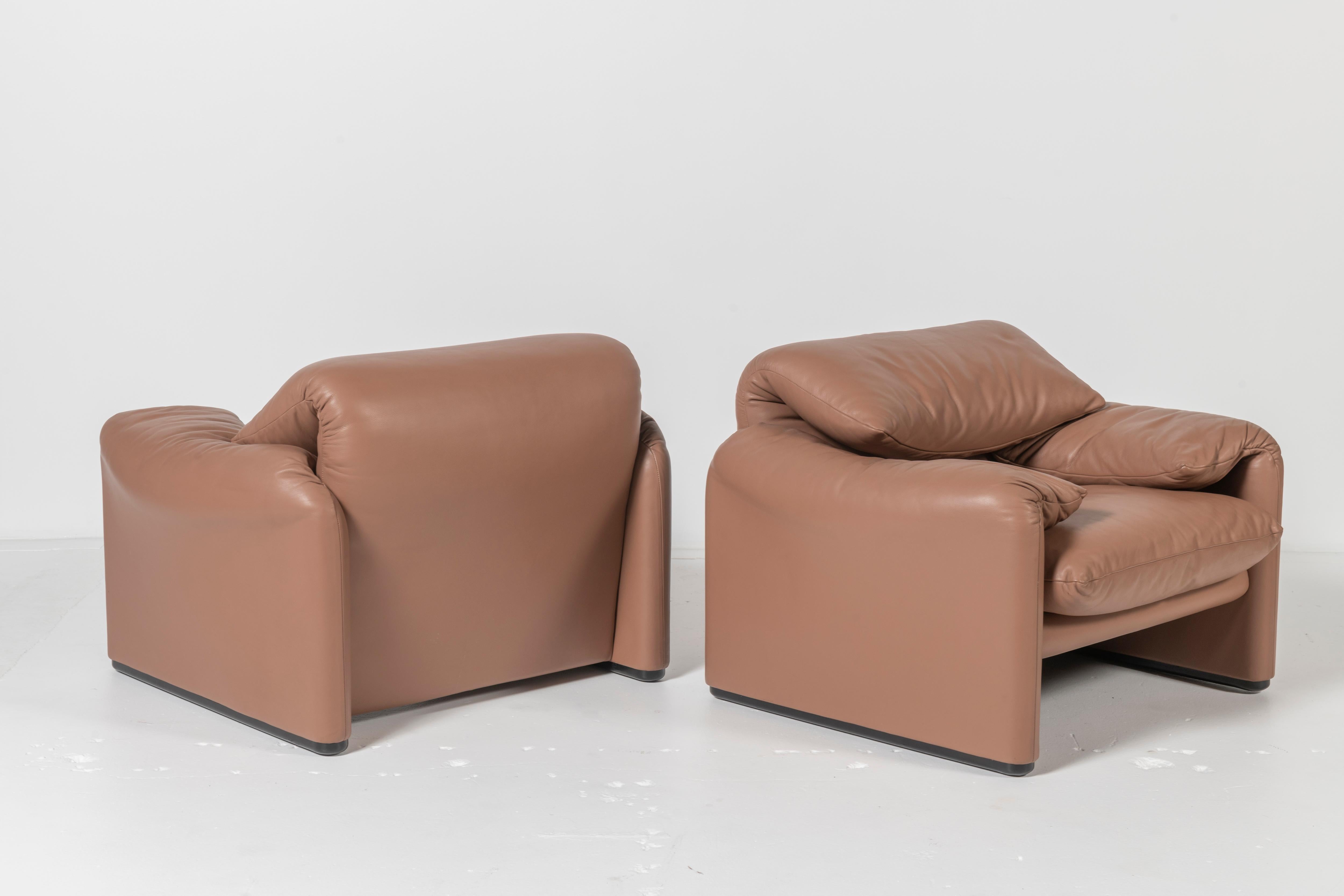 Pair of Maralunga Lounge Chairs with Ottoman in Tan Leather by Cassina 8