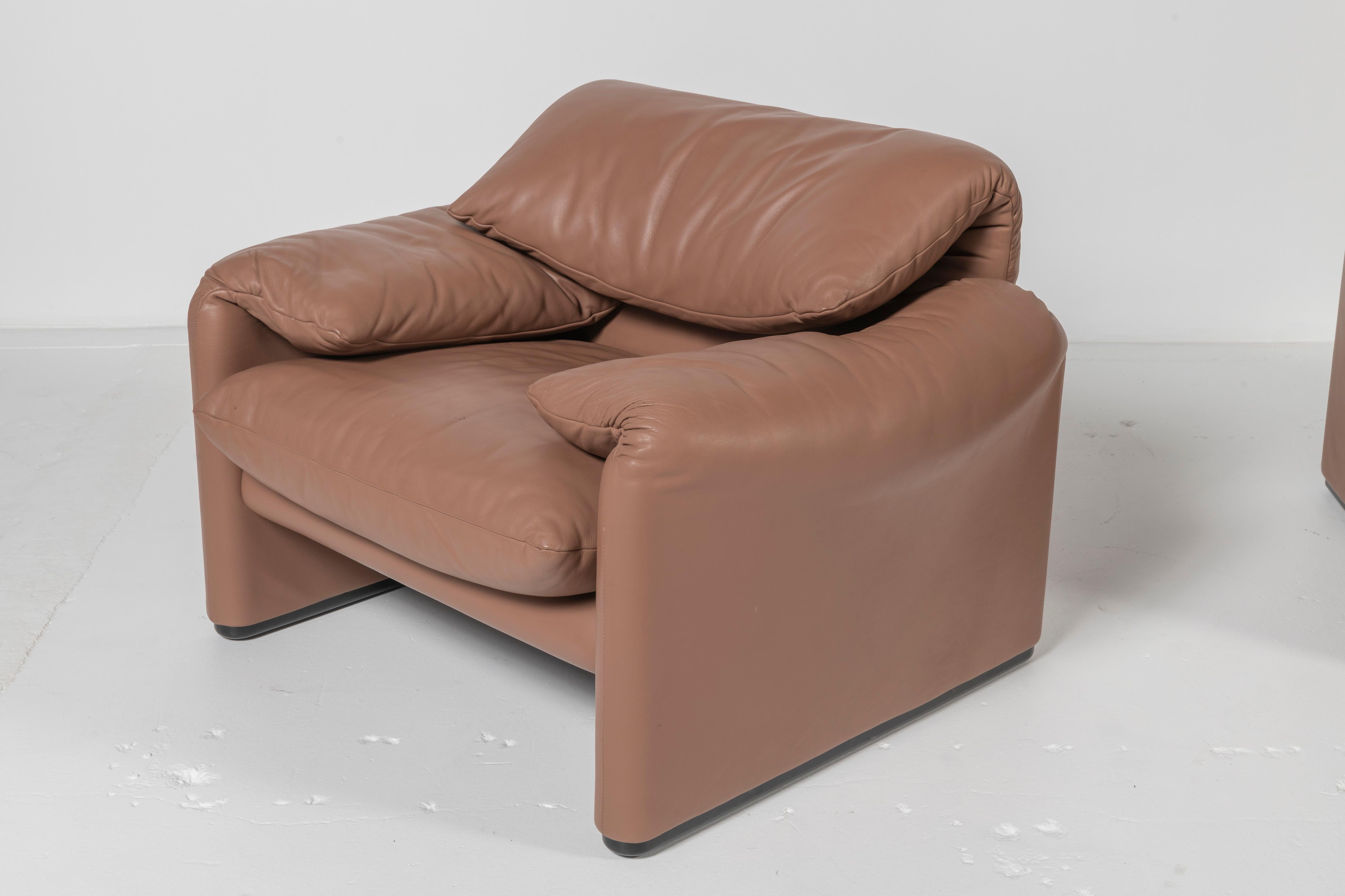 Pair of Maralunga Lounge Chairs with Ottoman in Tan Leather by Cassina 3