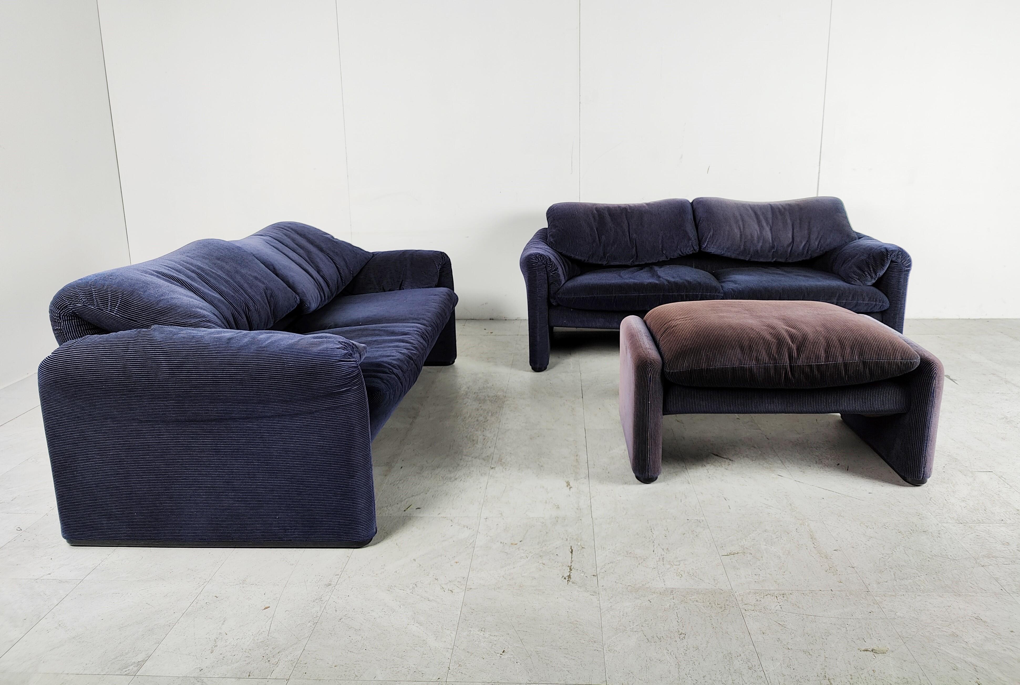 Vintage maralunga sofa, set of 2, designed by Vico Magistretti for Cassina in 1973.

This iconic design sofa is upholstered in its original blue striped upholstery, old cassina label.

Comes with its ottoman

The backrests are