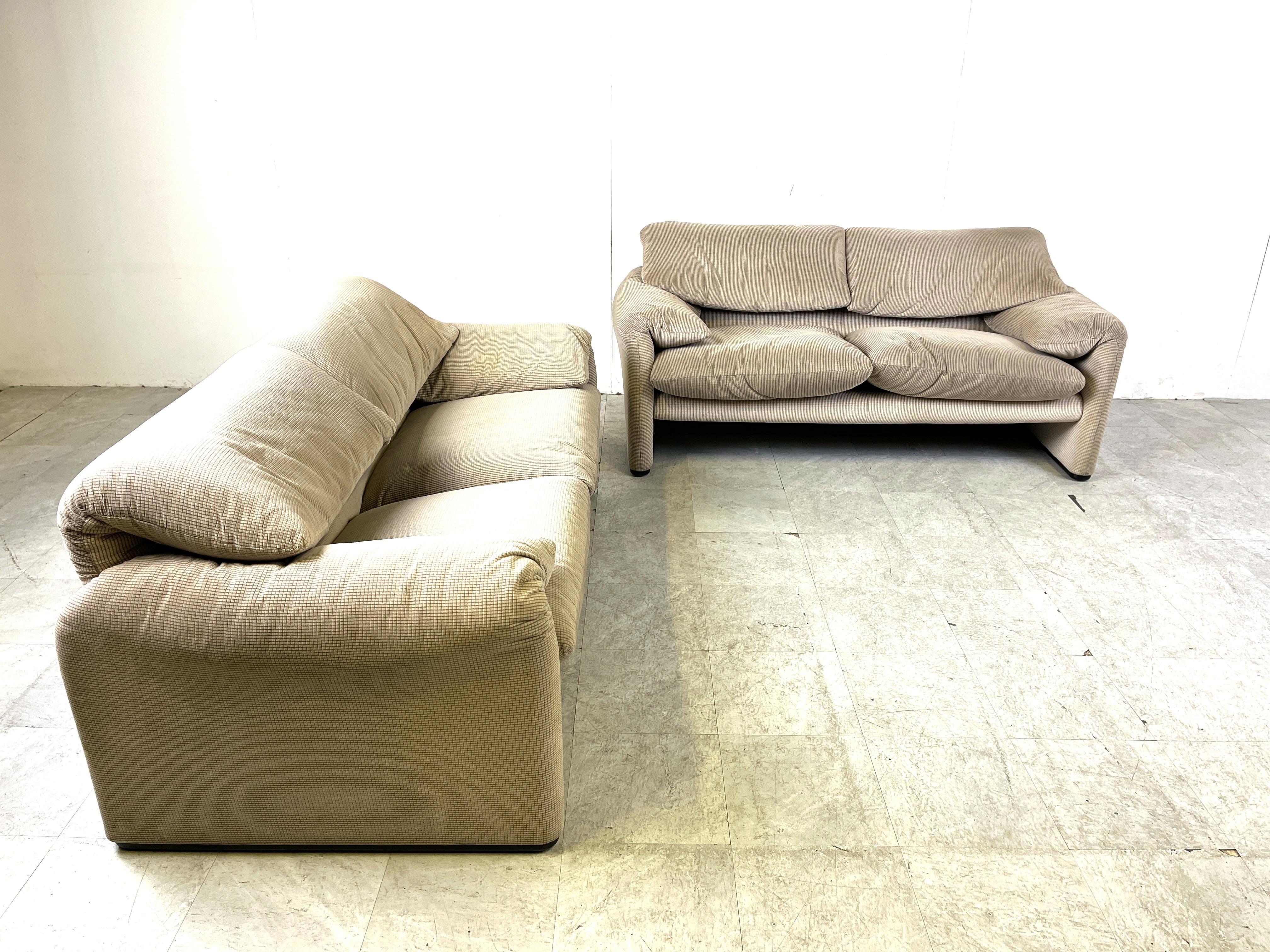 Vintage maralunga sofa, set of 2, designed by Vico Magistretti for Cassina in 1973.

This iconic design sofa is upholstered in its original beige upholstery. Labelled

The backrests are adjustable.

1970s- Italy

Very good condition

Dimensions
H 28