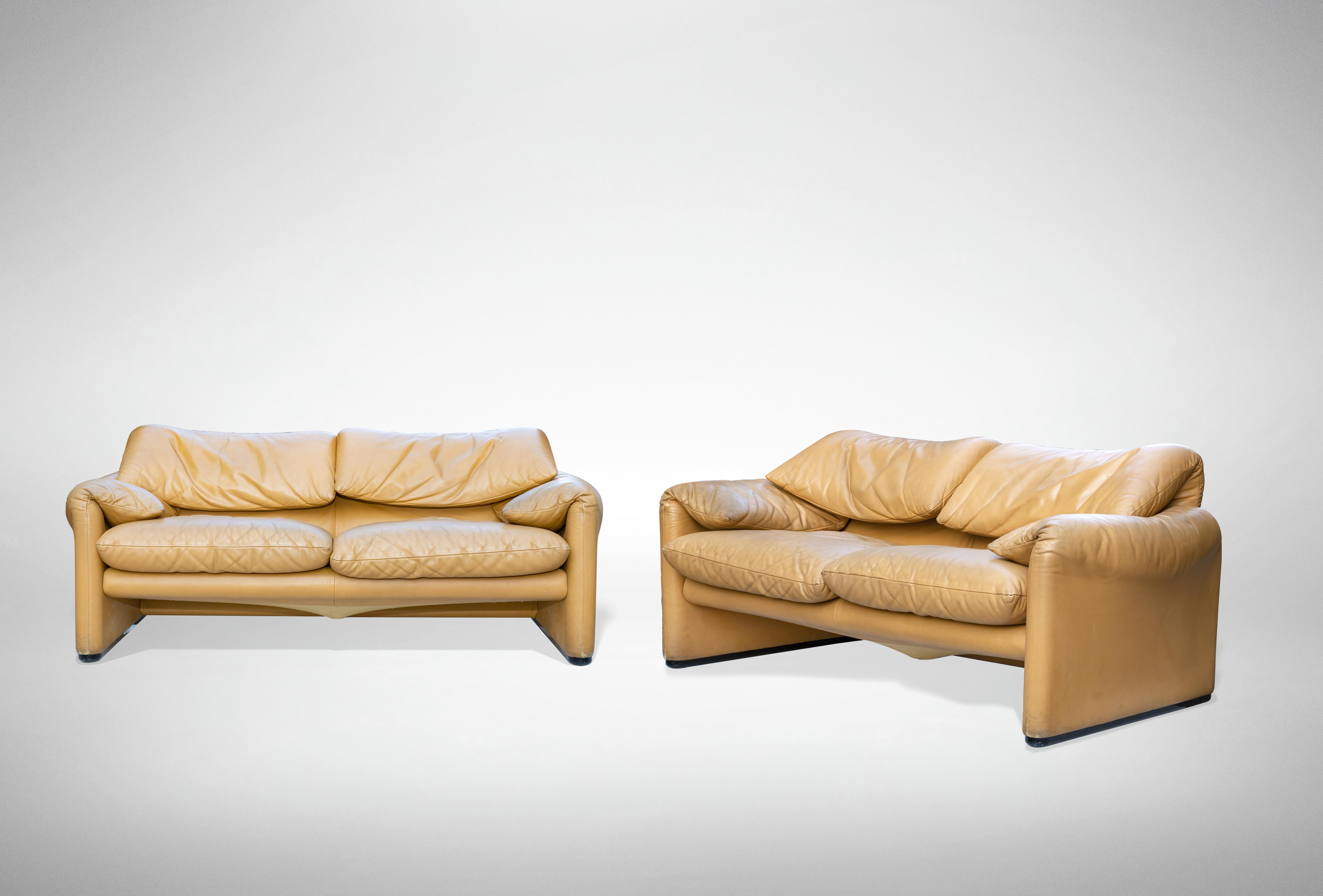 La paire de canapés Maralunga est un élément de design original et emblématique conçu par Vico Magistretti pour Cassina.

Canapé en cuir jaune.

Dimensions :
Hauteur du dossier : 70 cm (fermé) - 100 cm (ouvert)
Longueur : 165 cm 
Hauteur d'assise :