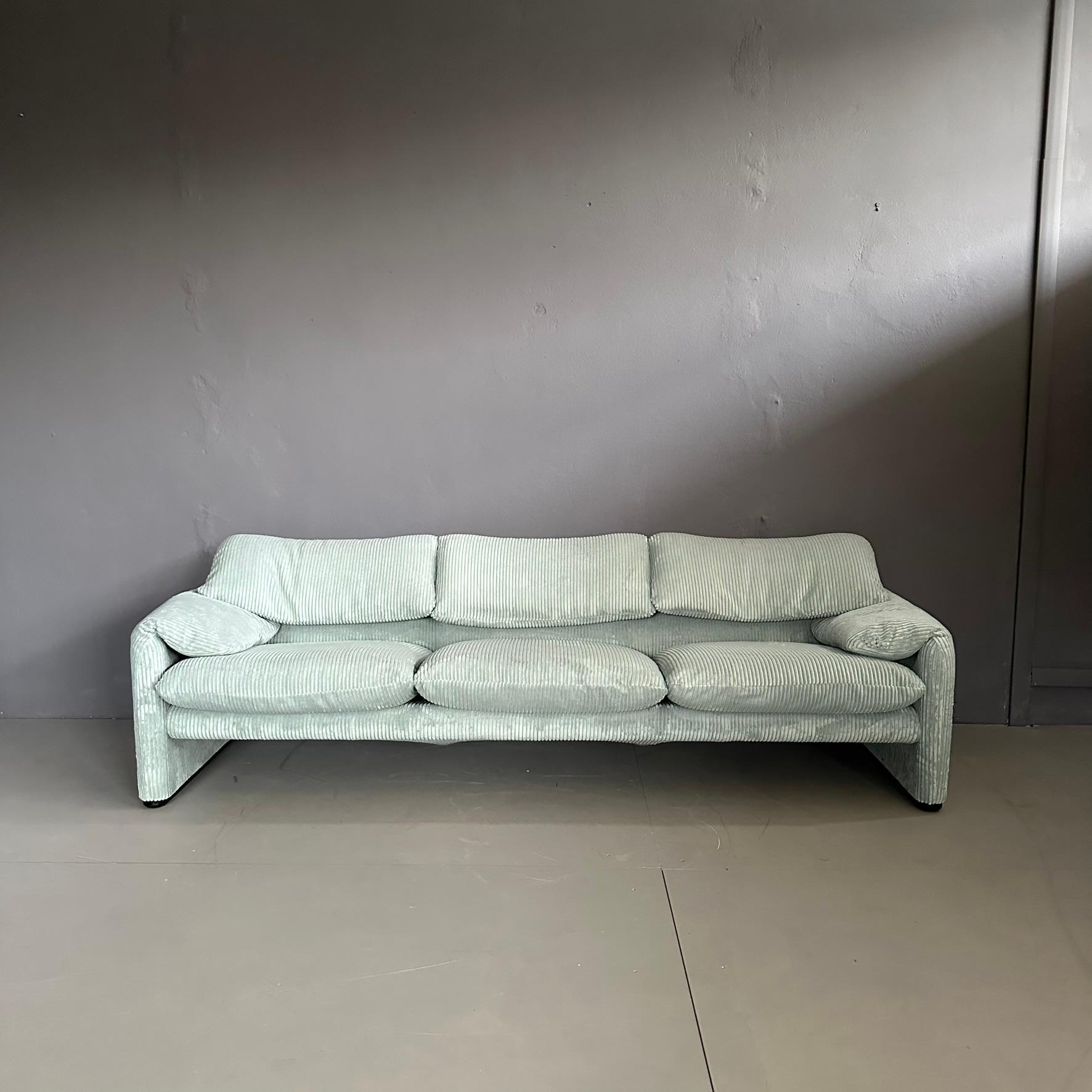Pair of Maralunga sofas design by Vico Magistretti for Cassina 2seater - 3seater In Good Condition For Sale In Milan, IT
