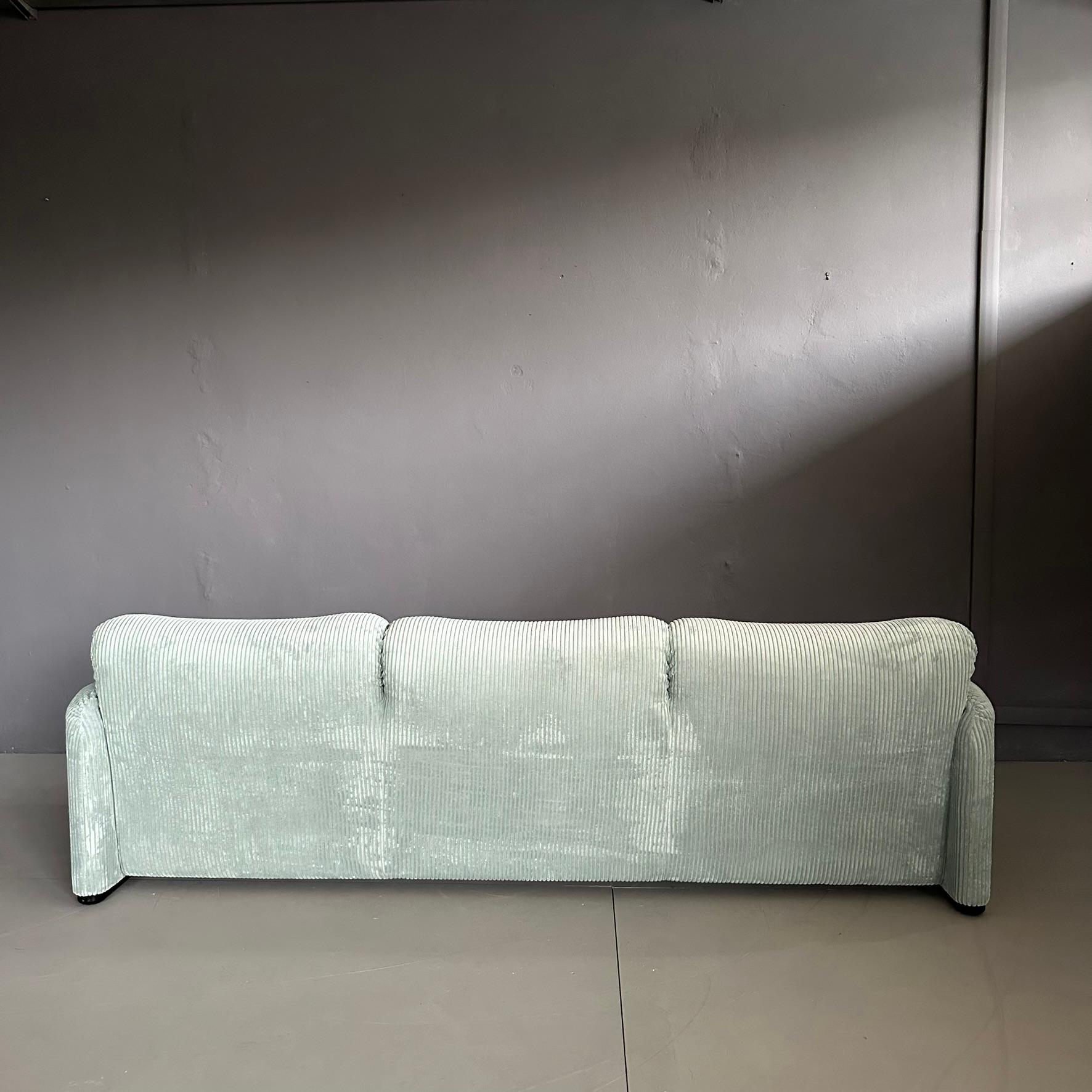 Late 20th Century Pair of Maralunga sofas design by Vico Magistretti for Cassina 2seater - 3seater For Sale