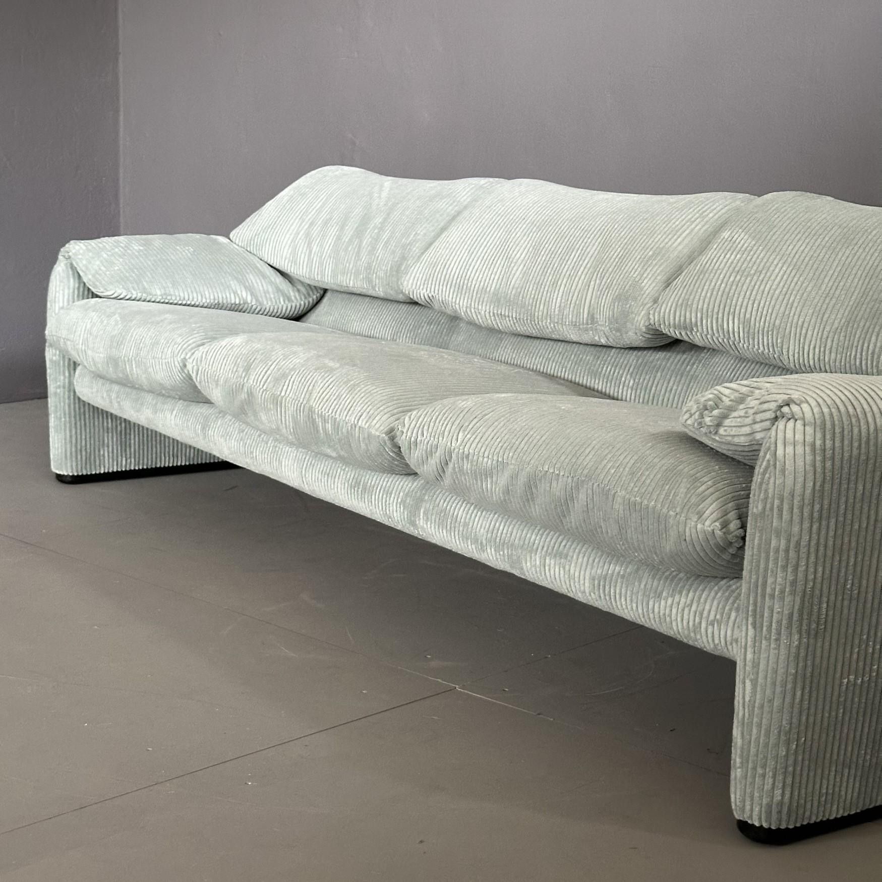Pair of Maralunga sofas design by Vico Magistretti for Cassina 2seater - 3seater For Sale 1