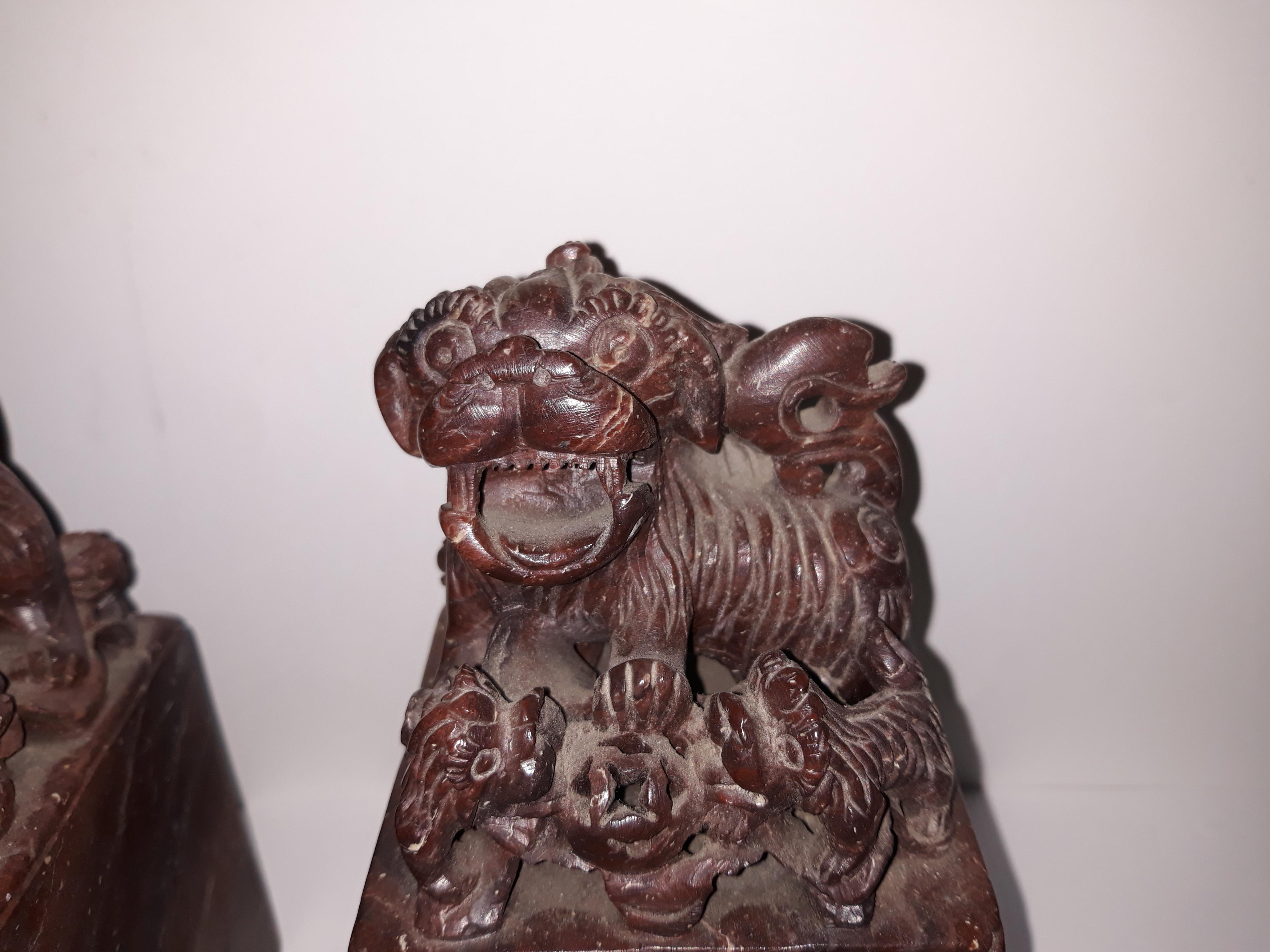 Pair of ancient Chinese bookends Cing period Emperor Puyi
Pair of right and left bookends in red marble representing dogs of fo
Period cing last emperor Puyi.
Measures: Height 18 cm, width 8cm, depth 7cm.
     